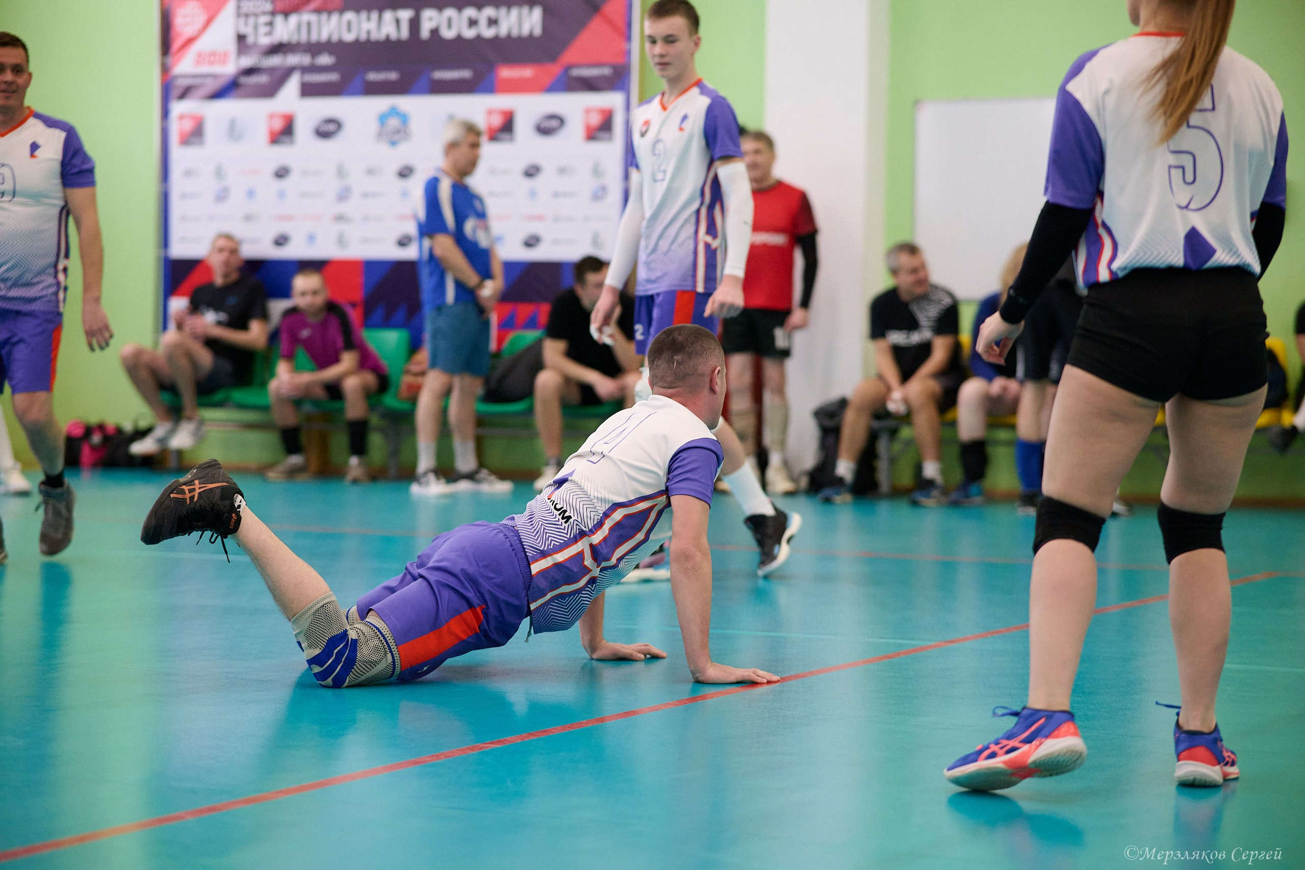 Новогодний волейбольный турнир. Ижевск. 16.12.23. Спортивный репортажный фотограф в Ижевске Сергей Мерзляков