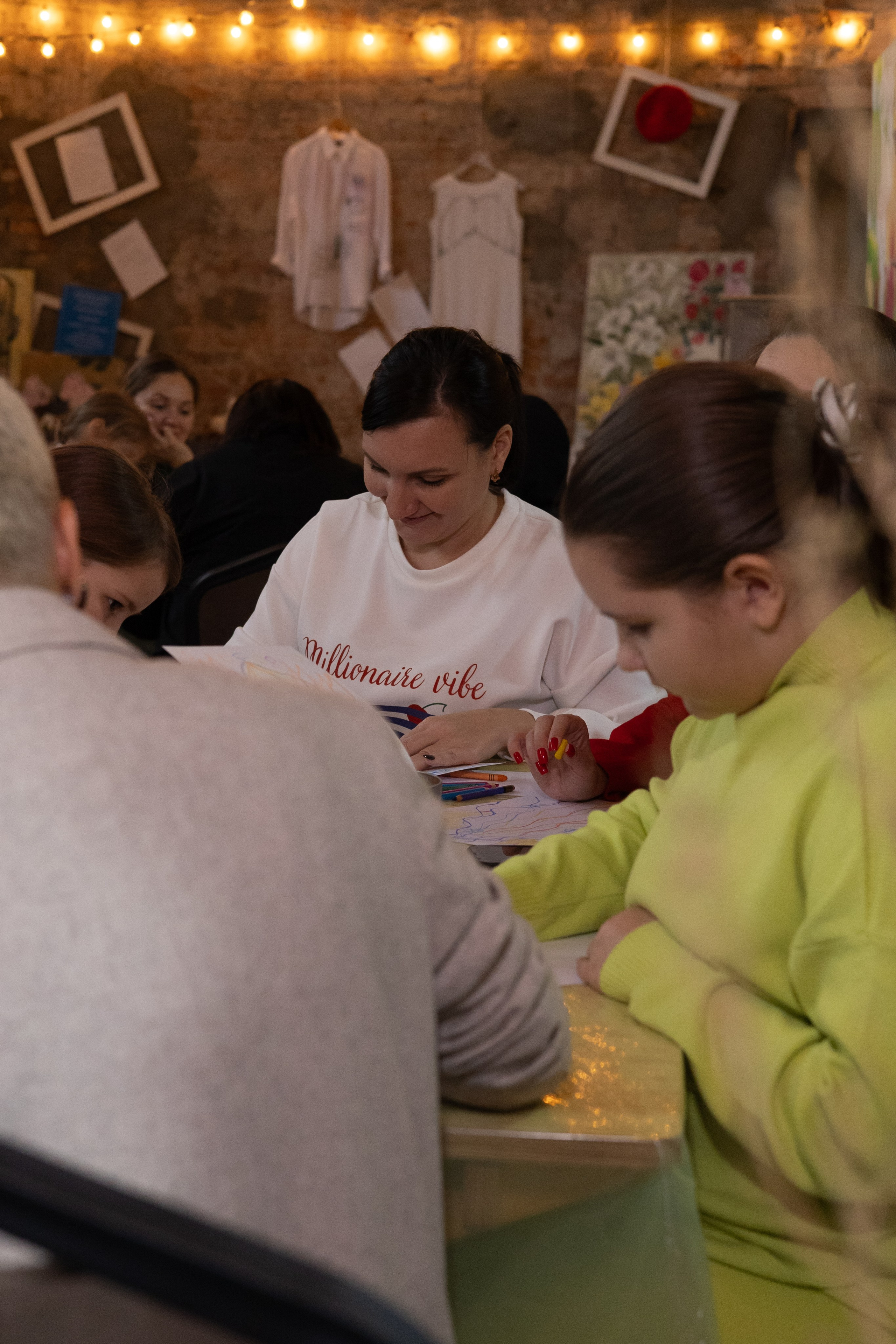 Выставка «АНГЕЛЫ МИРА». Фотограф Красноярск съемки лавстори, фотосессия в студии, портретная съемка, творческие фотосессии