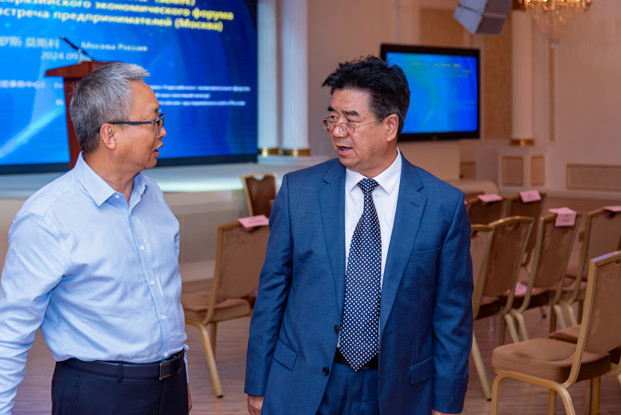 Профессиональная репортажная фотосъемка бизнес конференции,  в Москве, живые фото без фильтров. Используется полностью бесшумная полнокадровая фотокамера. 