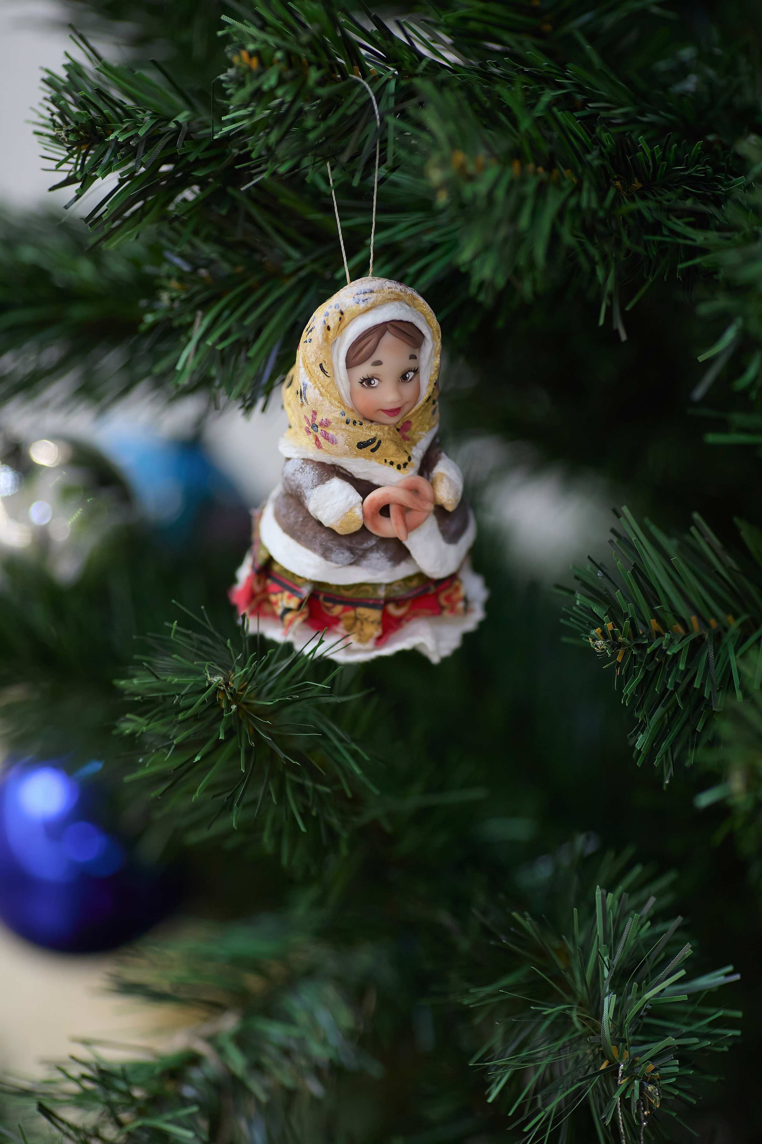 Ёлочная игрушка с румяной славянской девушкой в шубе и платке