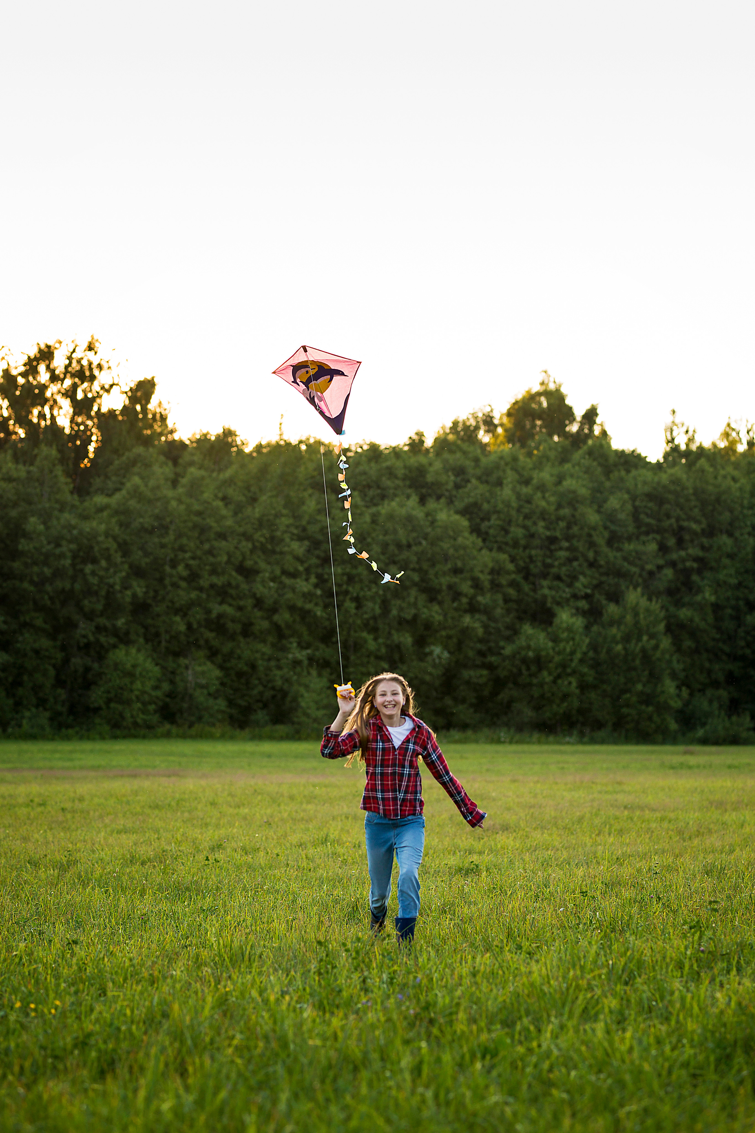 Фотосессия в поле с воздушным змеем