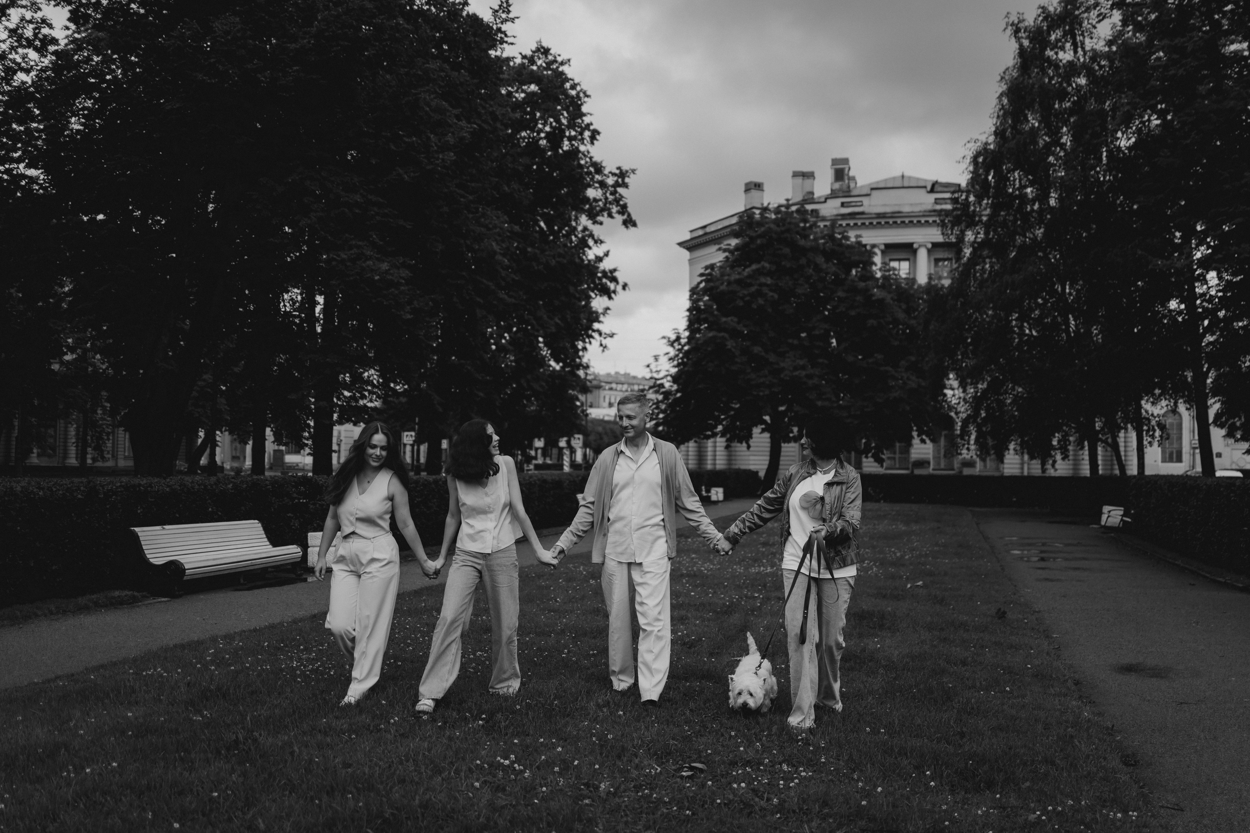 Моника, Мишель, Юлия, Дмитрий и песик Беня. Семейный, домашний, ньюборн фотограф Москва Цветкова Елизавета