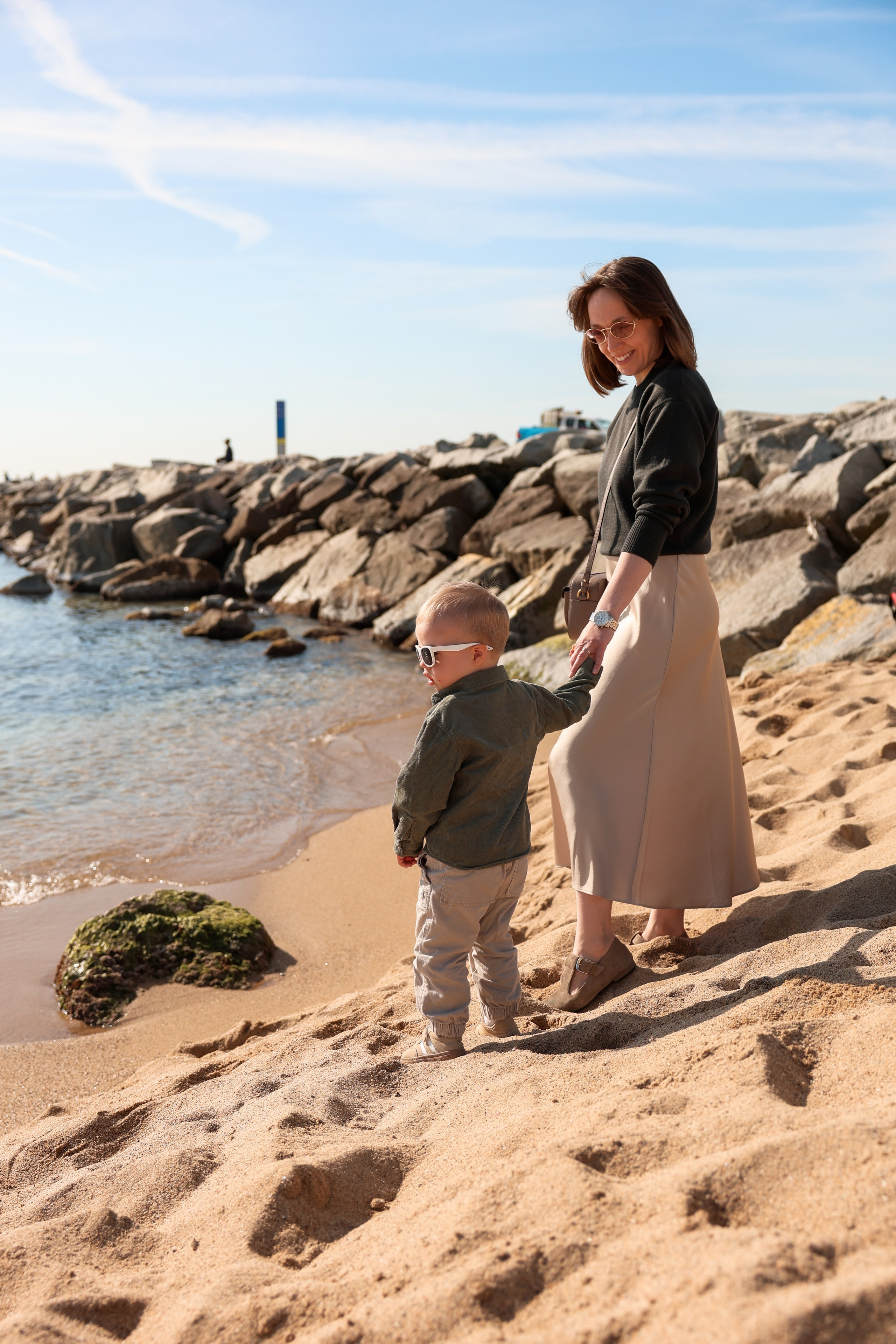 Seashore with a toddler. Natalia Zhuravleva|family, newborn, maternity photographer in Barcelona