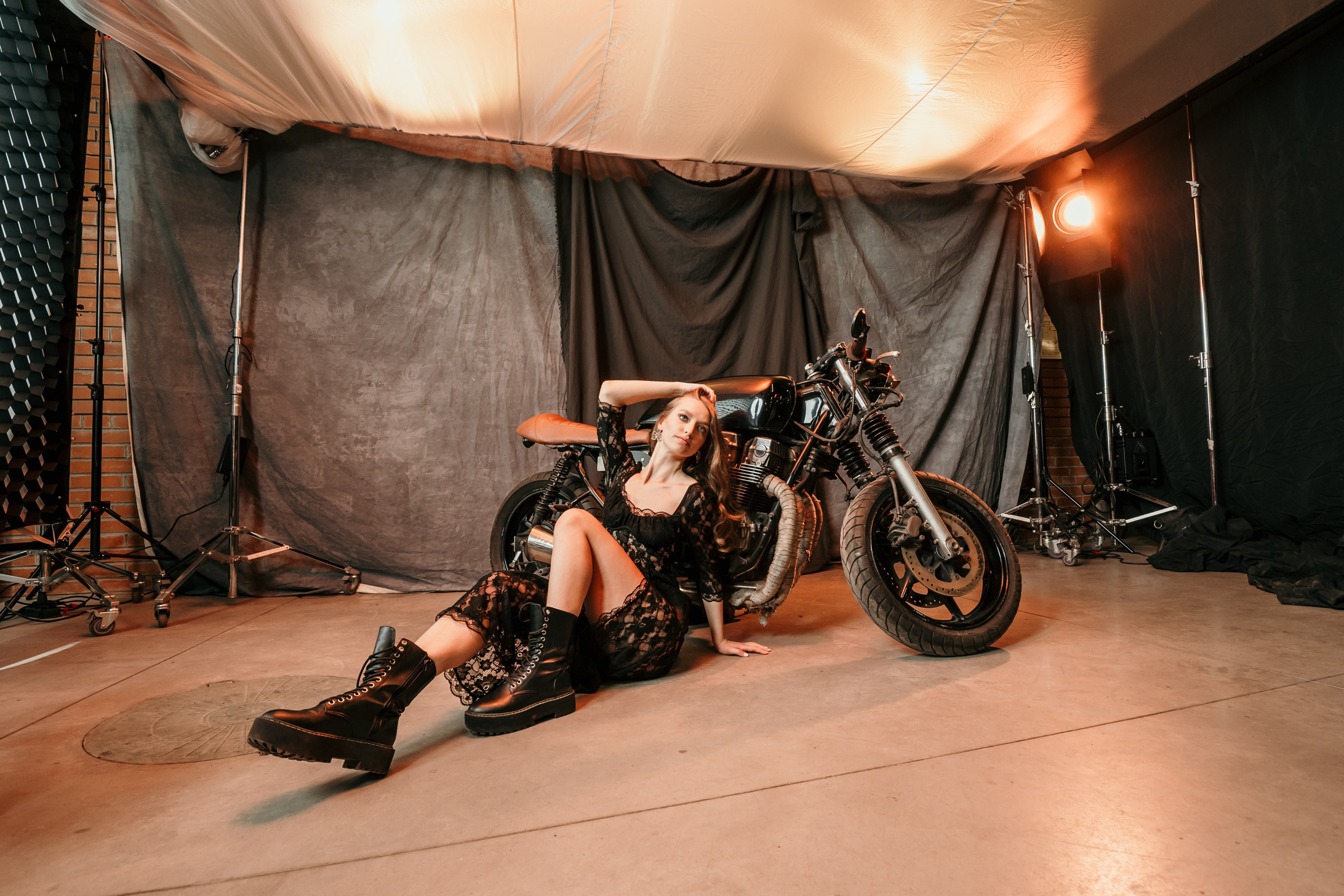 Девушки-байкеры — Фотосессия с мотоциклом в Питере. Свадебный, семейный, портретный, репортажный фотограф в Санкт-Петербурге