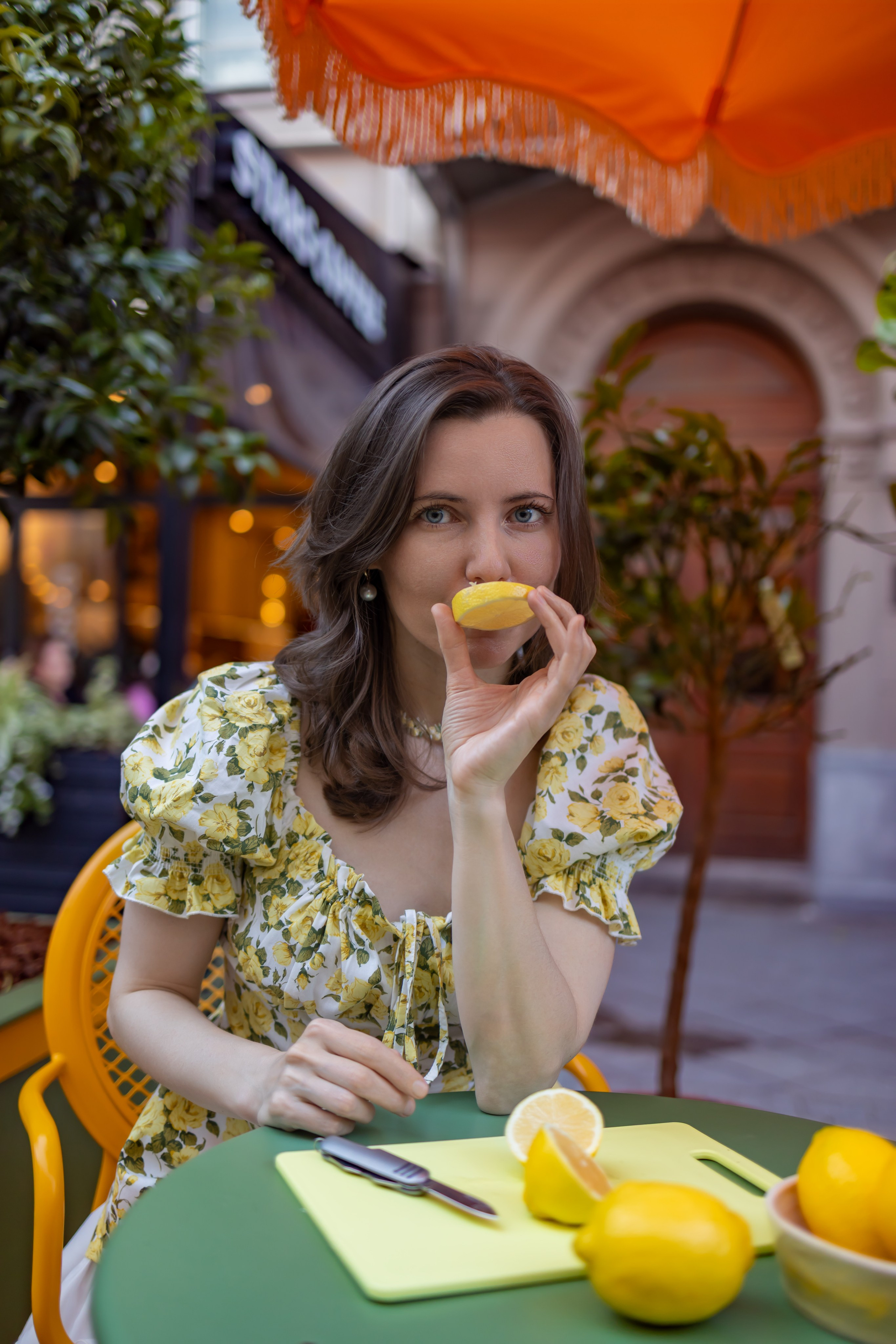 Цитрусовая история: фотосессия с лимонами в Камергерском переулке. Репортажный, семейный и студийный фотограф в Москве Демин Алексей