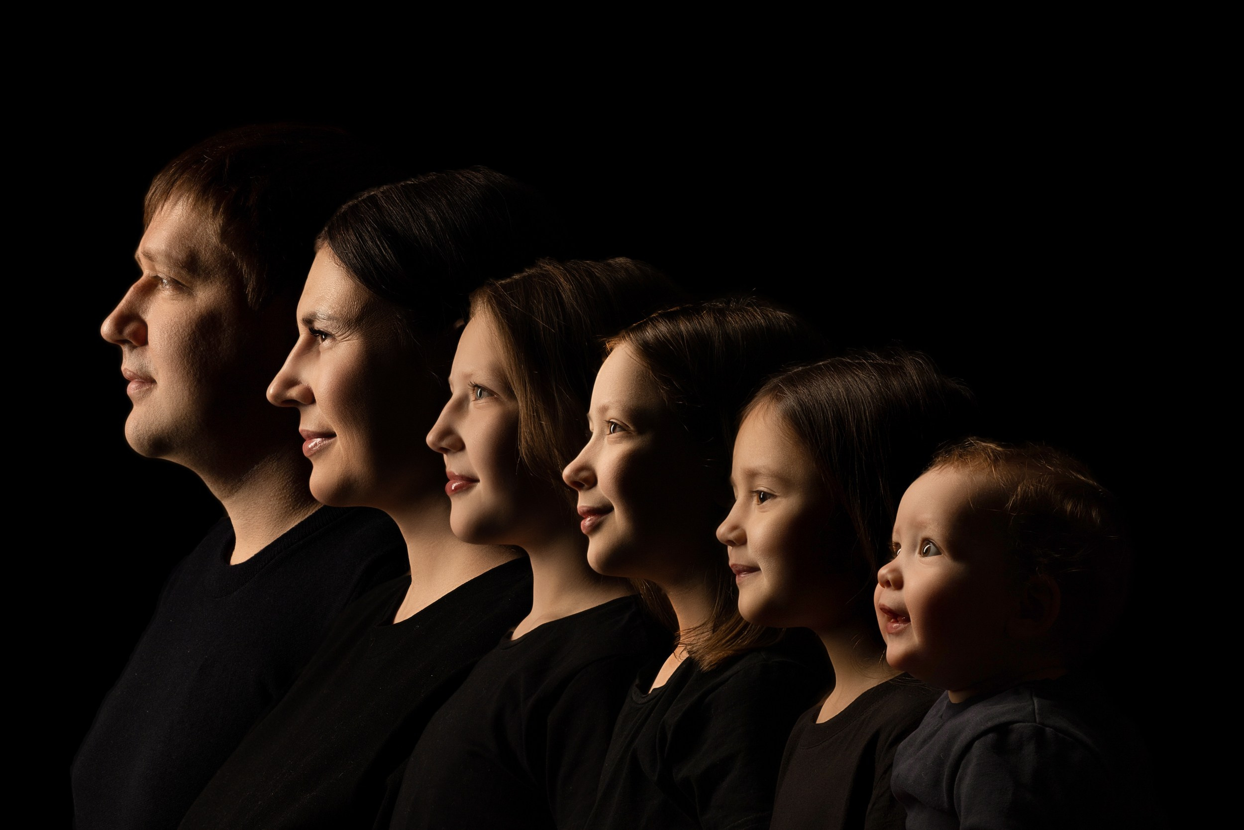 Семейный портрет поколение. Наследие. Семейная фотография в профиль на черном фоне в студии в Иркутске