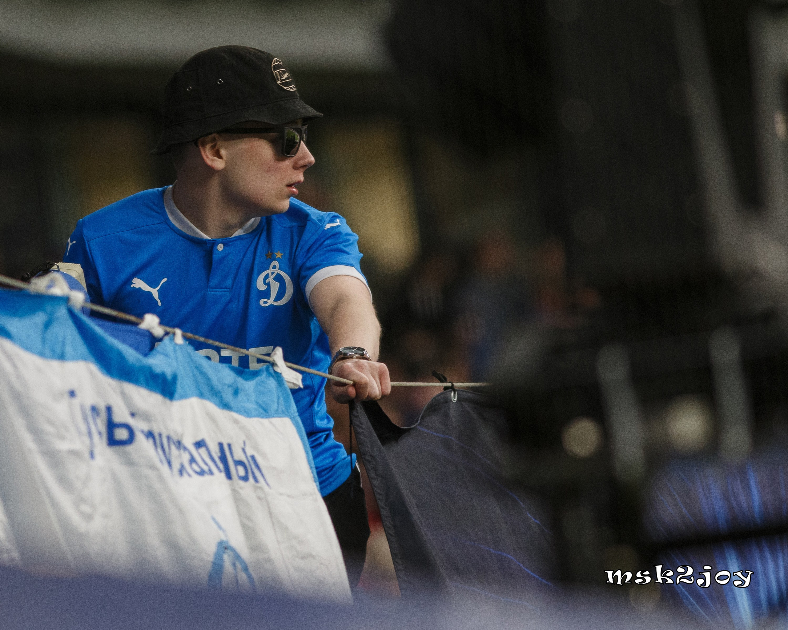 Болельщик футбольного клуба Динамо Москва. Фотограф - Михаил Тоцкий.