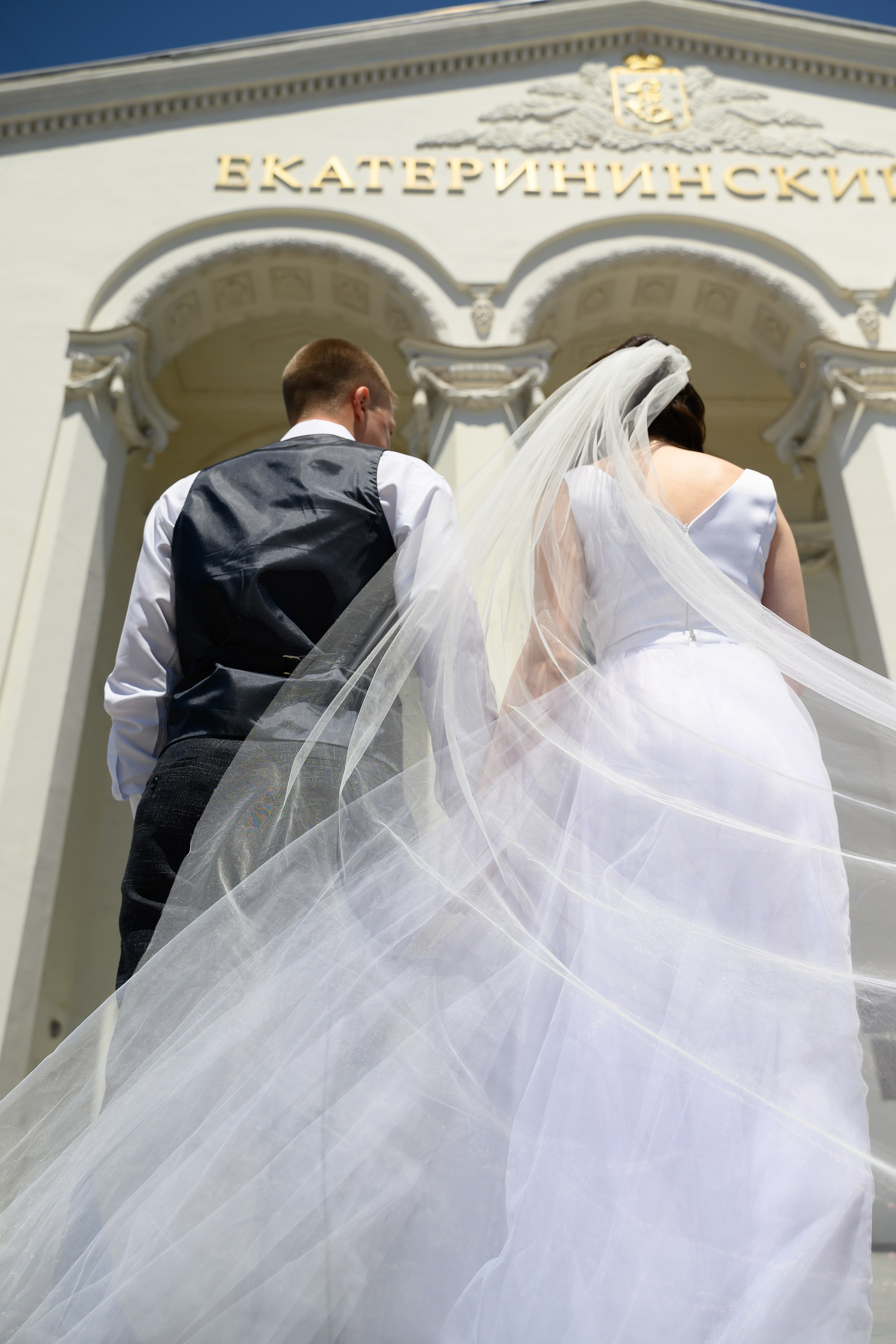 Жених и невеста перед Екатерининским залом.
