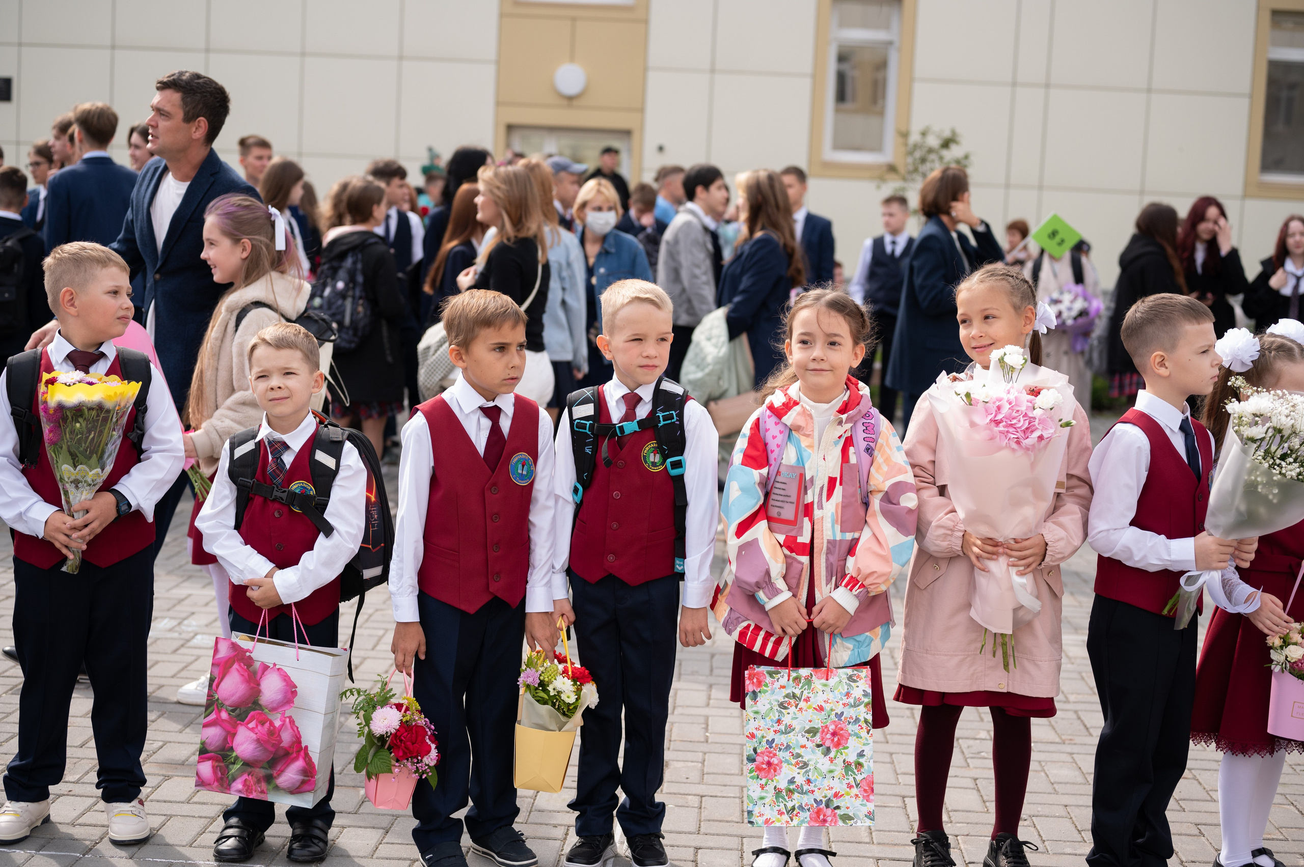 1 сентября 16 гимназия 2 класс (линейка + в классе+ на улице). Фотограф новорожденных, семейный детский в Тюмени Татьяна Морозова