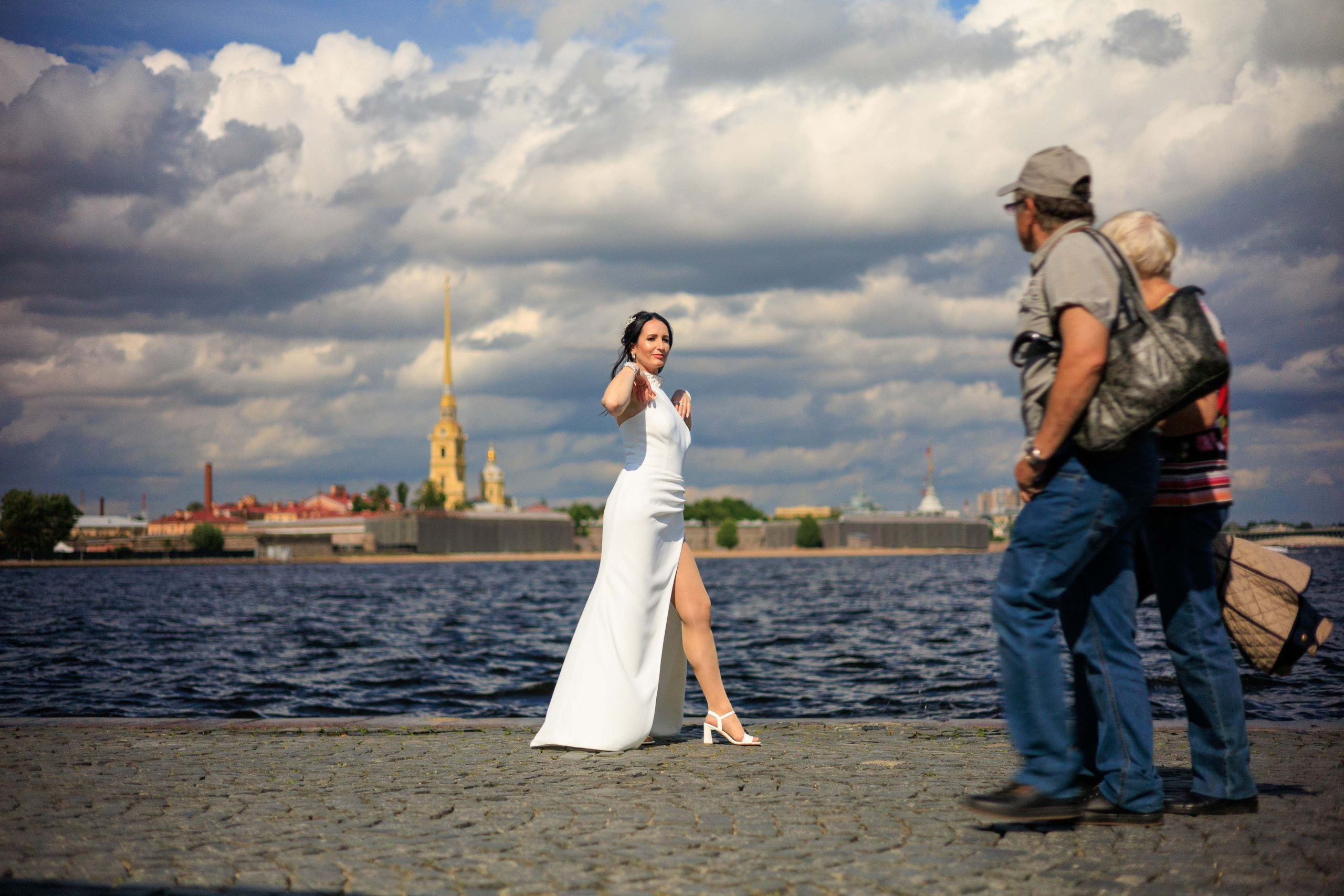 Свадебная фотосессия в Петергофе - молодожены на фоне Большого каскада.