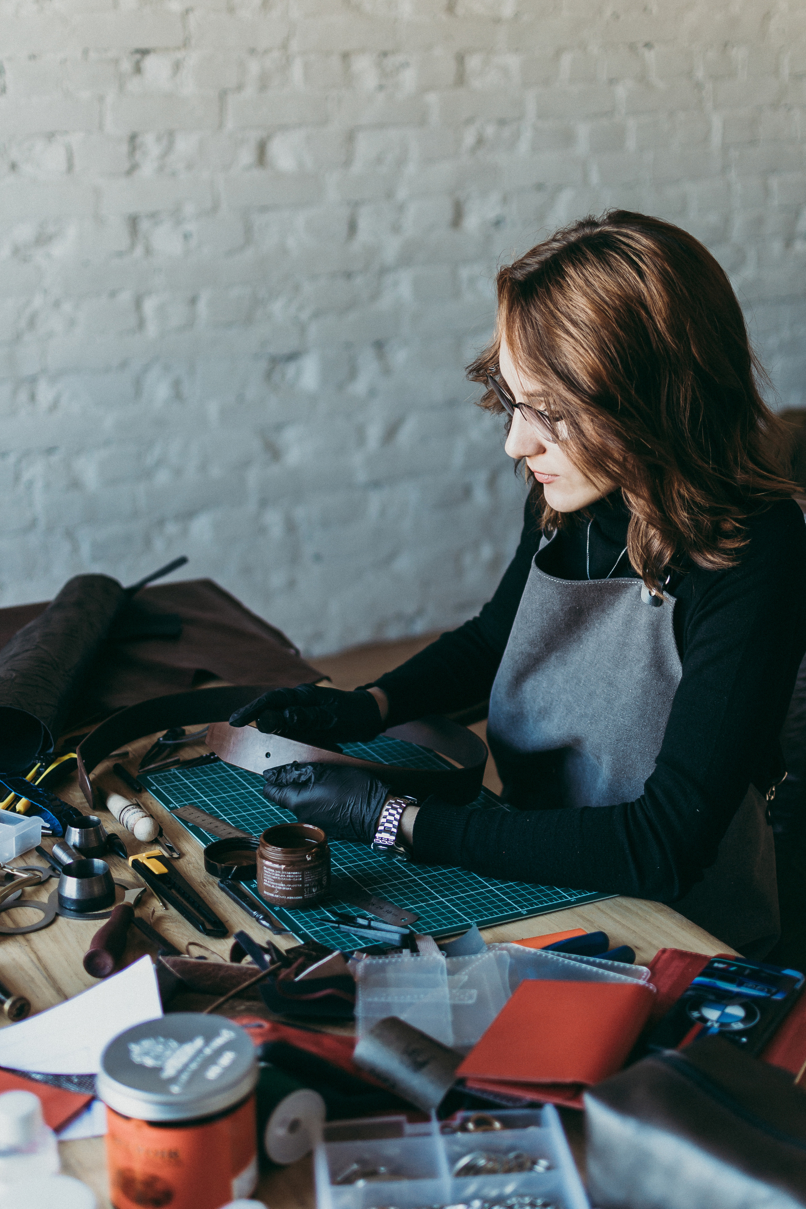 Съёмка мастера кожевенного дела. Ангелина. Август 2020. Санкт-Петербург. Ваш персональный фотограф в Волжском Мария Морозова