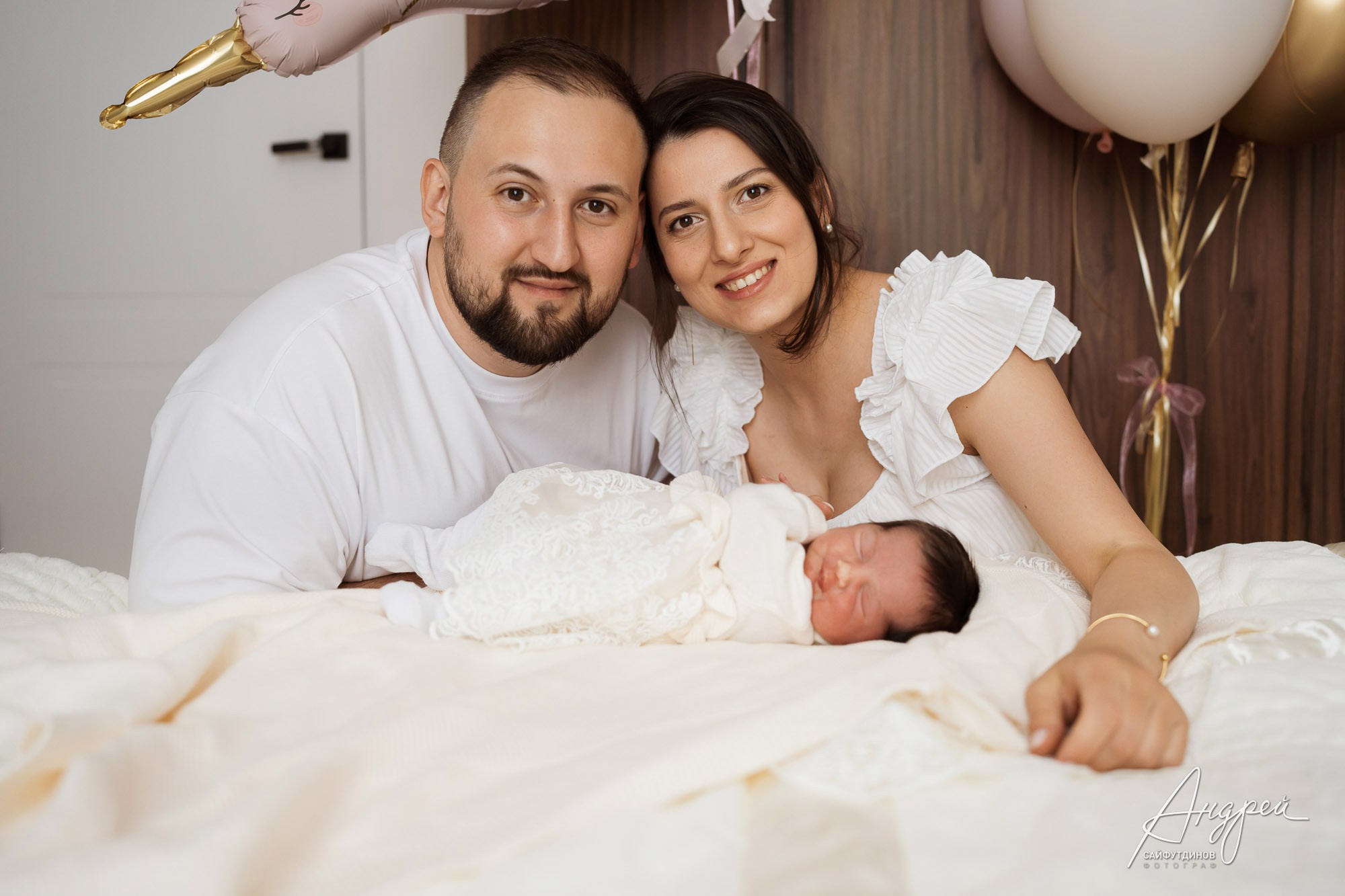 Молодые родители с новорожденной дочкой дома в день выписки из роддома, Ростов-на-Дону, семейная фотосессия новорожденного.