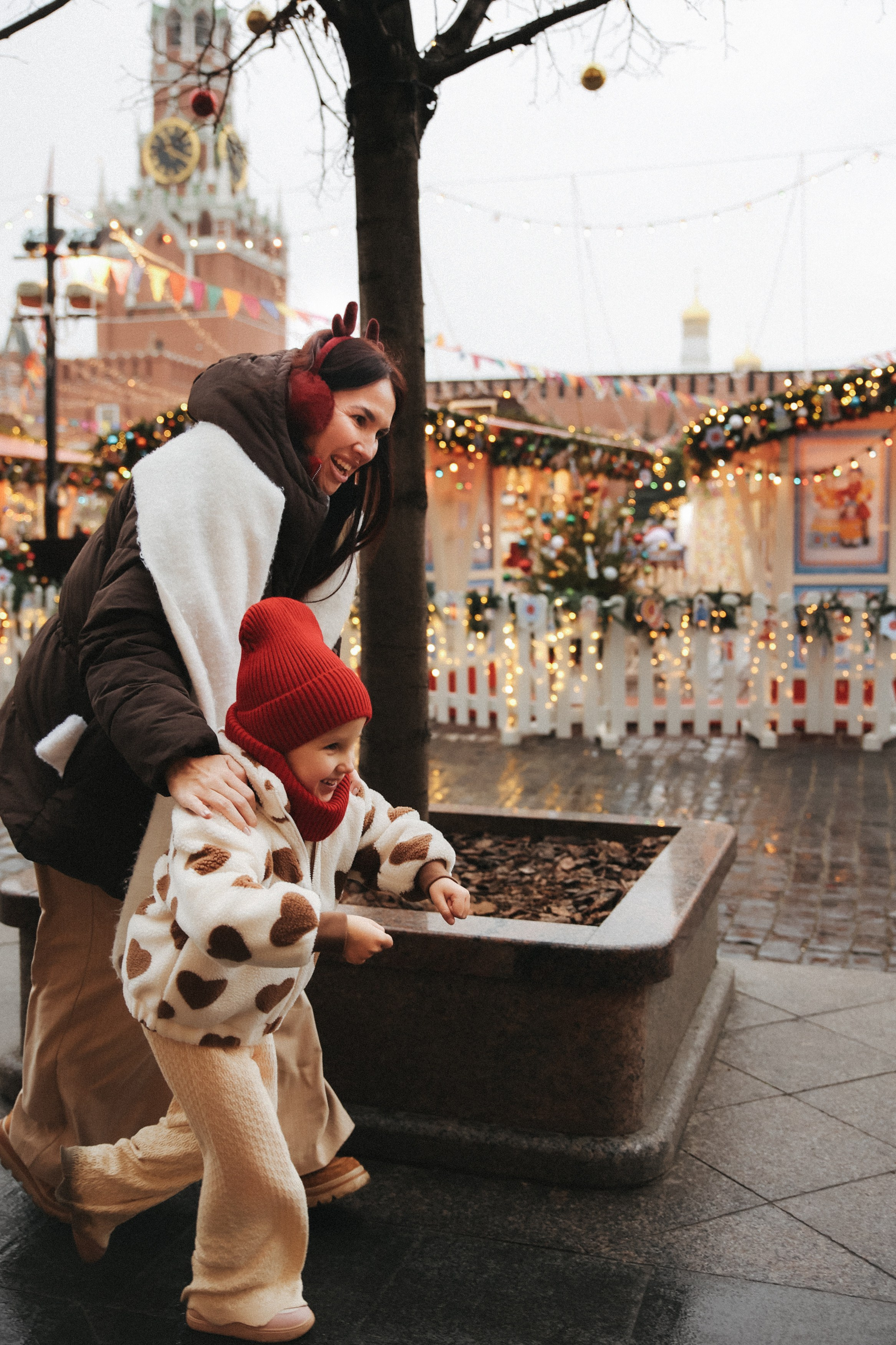 Новогодняя фотосессия на Гум ярмарка мама и дочка. Фотограф Владимир Москва
