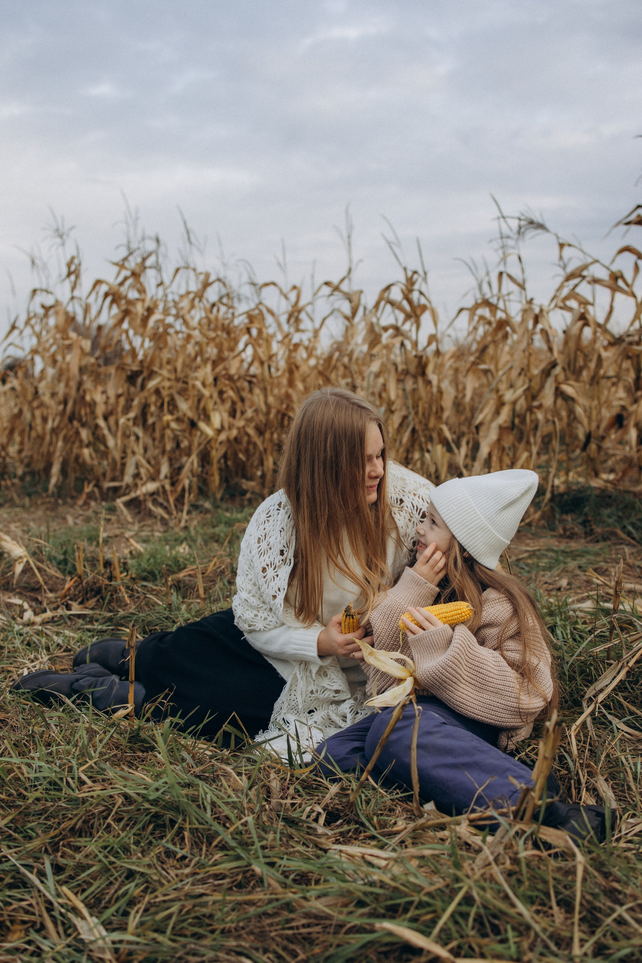Оля, Ксюша и кукуруза. Фотограф Елена Рябцева