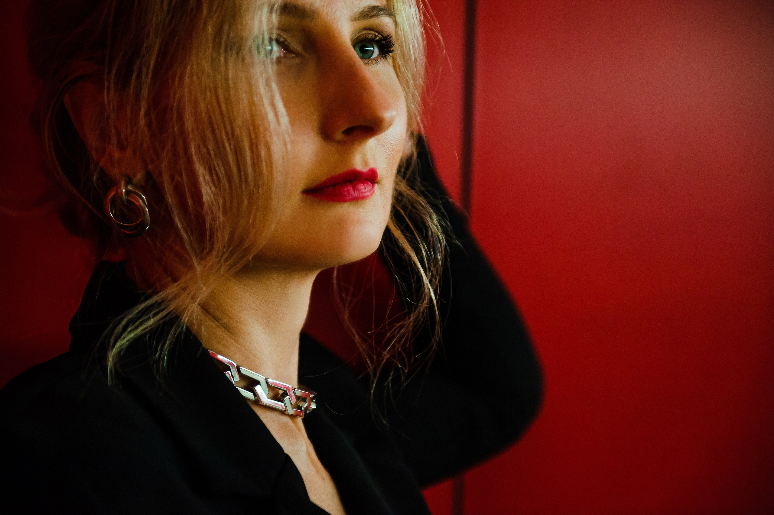 крупный портрет девушки с красной помадой