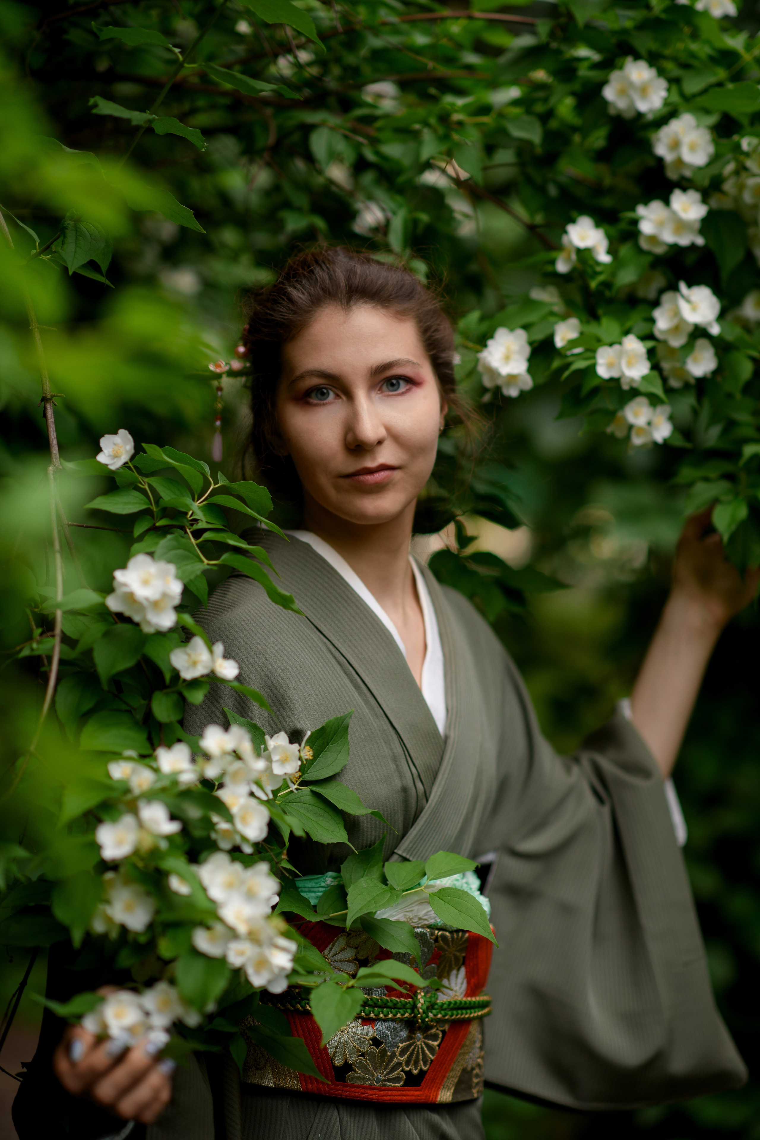 Фотосессия в цветущем чубушнике в саду им. Баумана. Главная