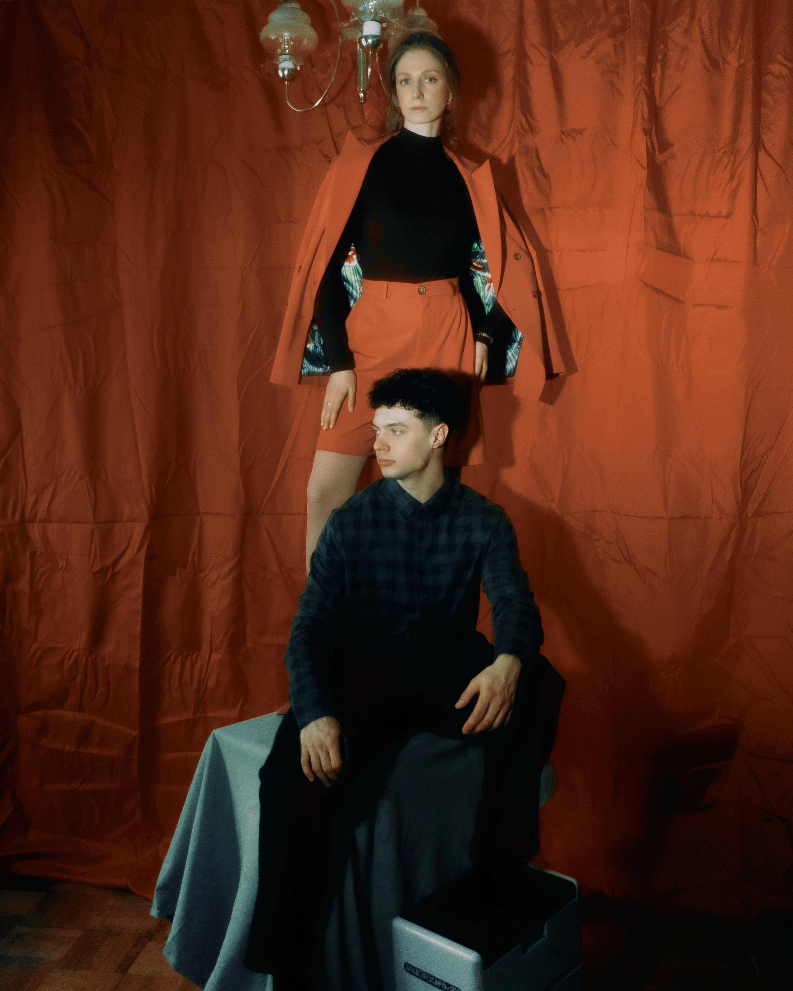 Авторская фотосессия пары в фотостудии СПб, художественный парный портрет в оранжевых тонах для love story съемки с кинематографичной атмосферой