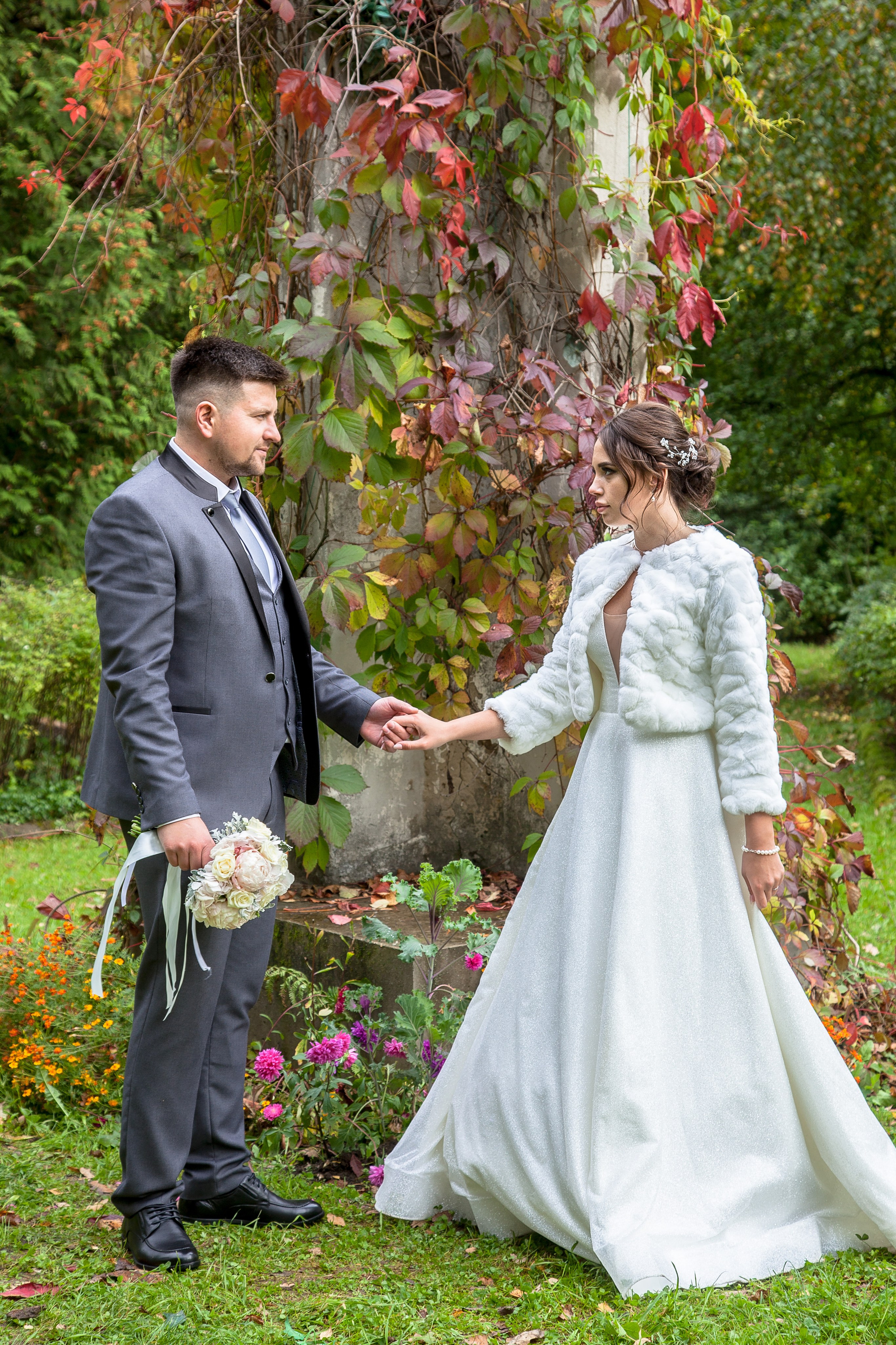 kogan.studio - молодожены держатся за руки 