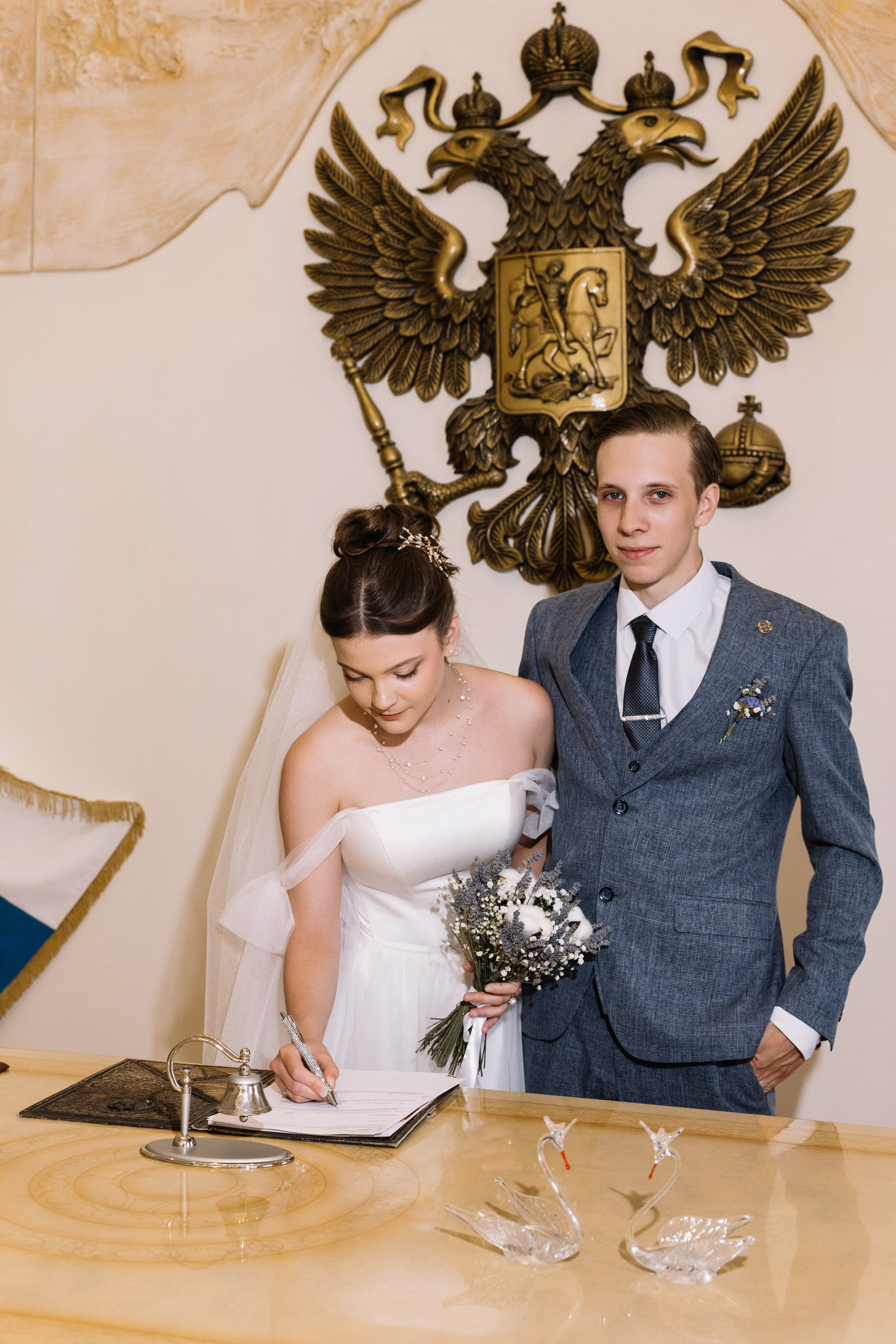 Молодые расписываются в ЗАГСе