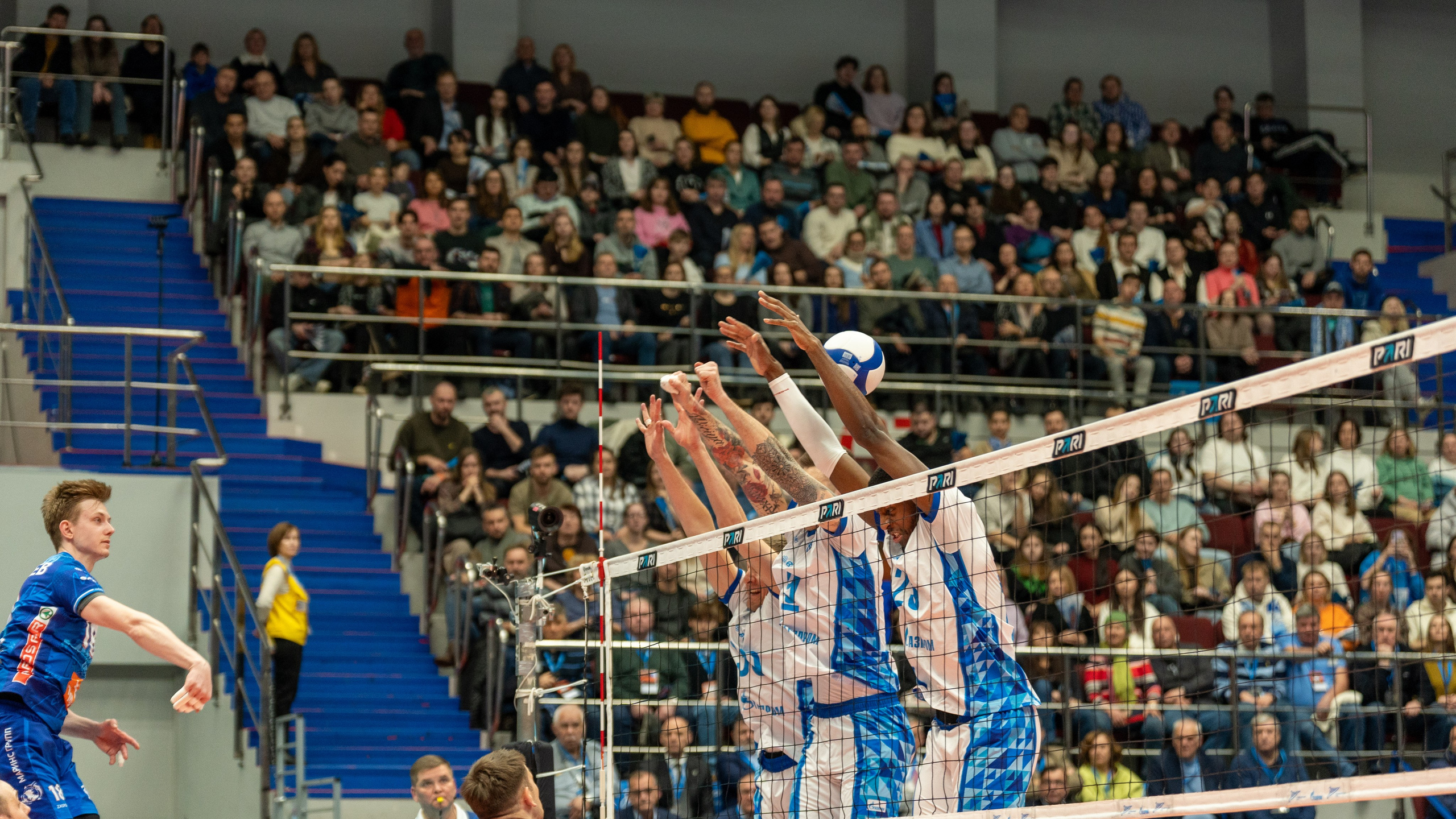 Тройной блок «Зенита» останавливает атаку «Динамо» — репортажная спортивная фотосъёмка в Санкт-Петербурге, динамика, эмоции, СПб.