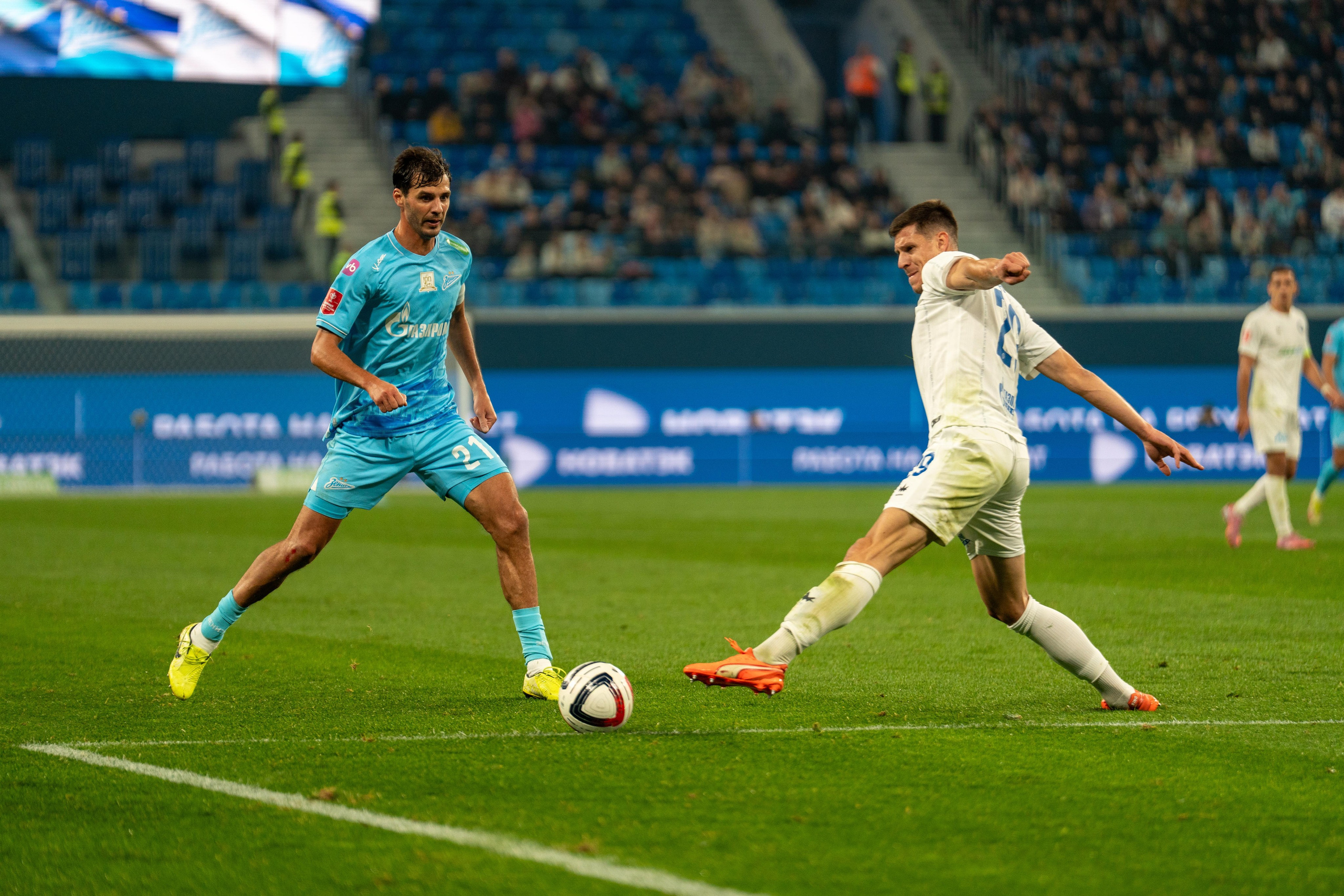 Репортажный фотограф спорт съемка запечатлел удар Оренбурга по мячу