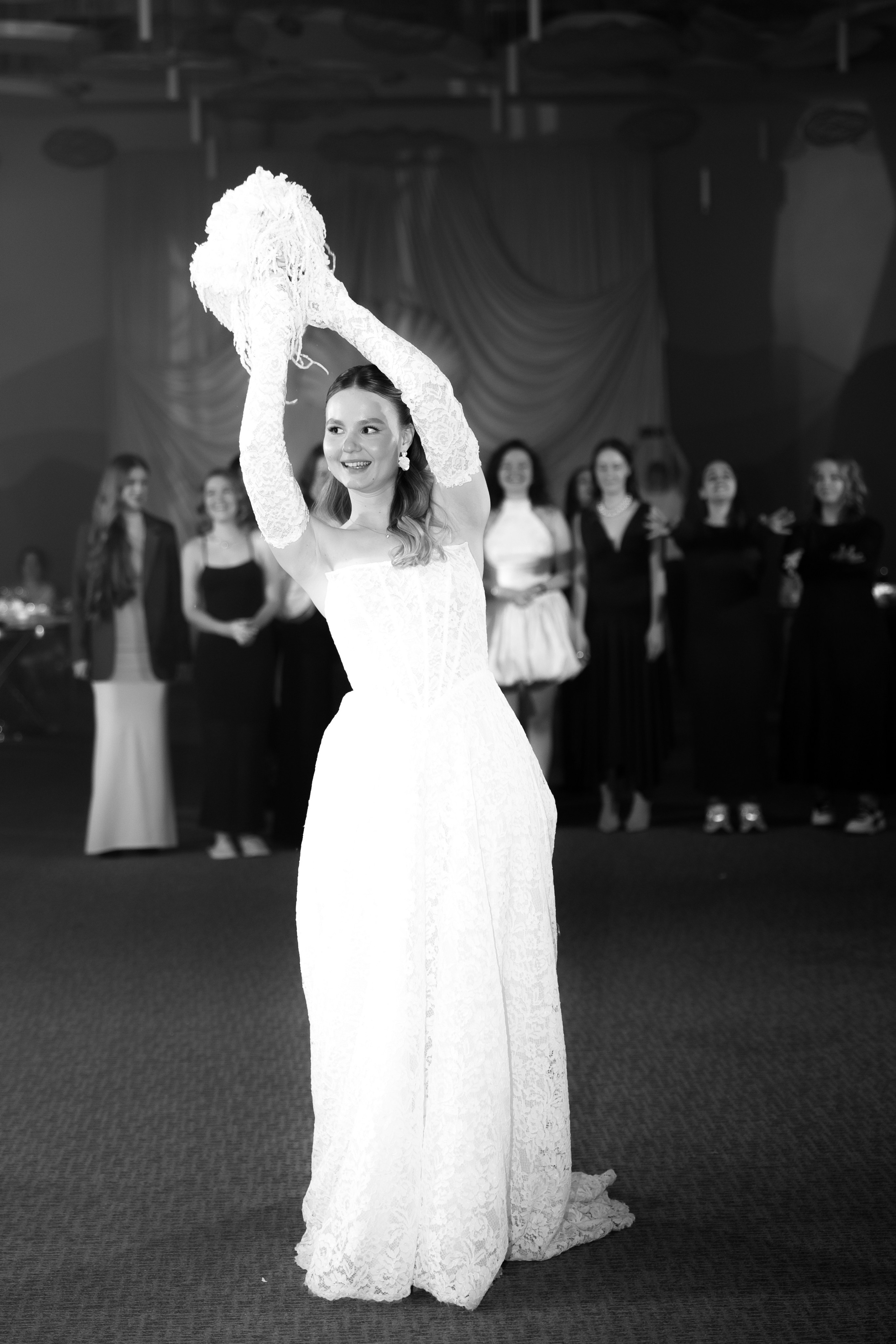 Таня и Тимур, утренние сборы в квартире и свадебный ужин. Фотограф любви в городе Казань