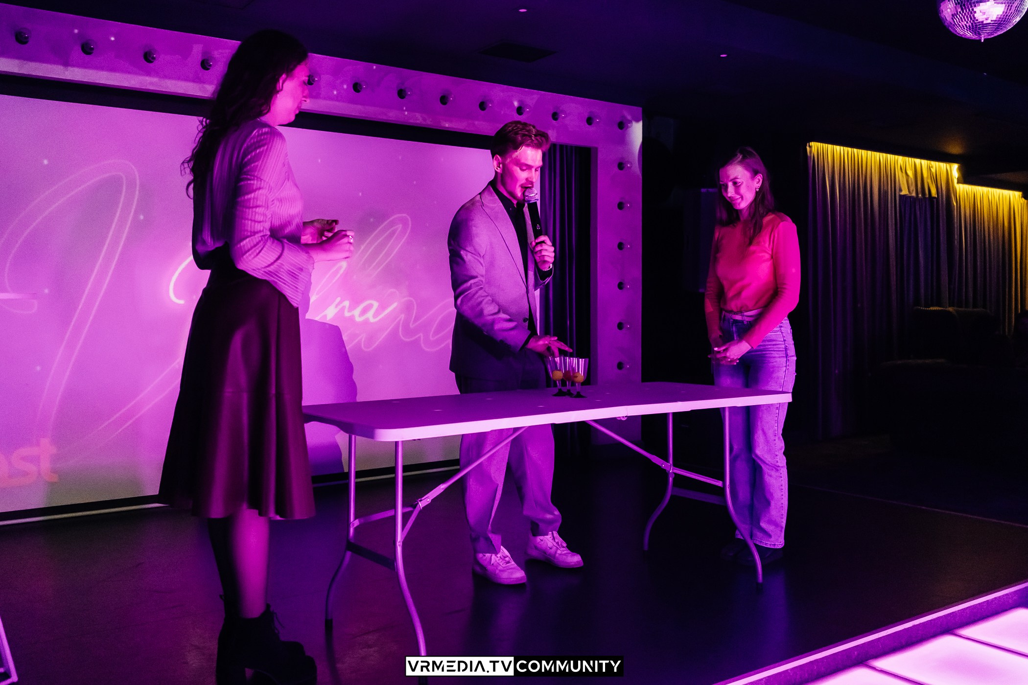 Караоке-бар «Volna»: Мир, труд, май, запевай