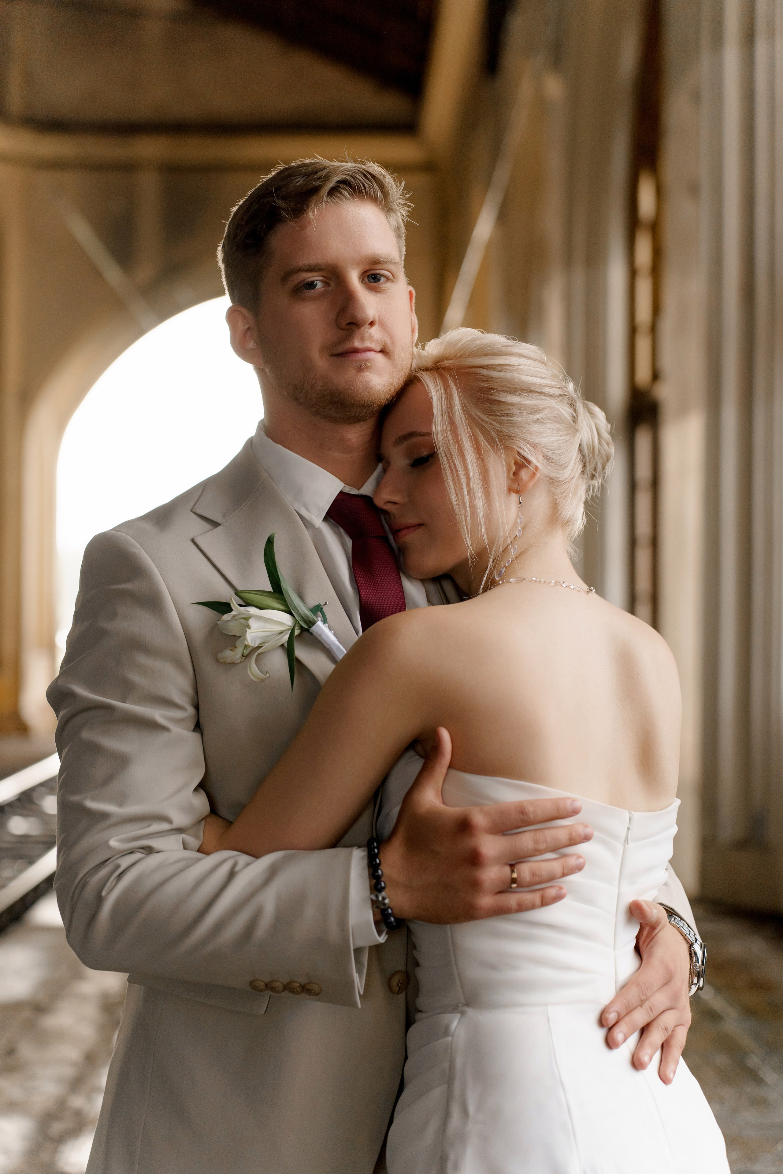 Свадьба в Санкт-Петербурге, фотосессия на прогулке, Крупный портрет невесты и жениха, обнимаются на вокзале в Павловске.