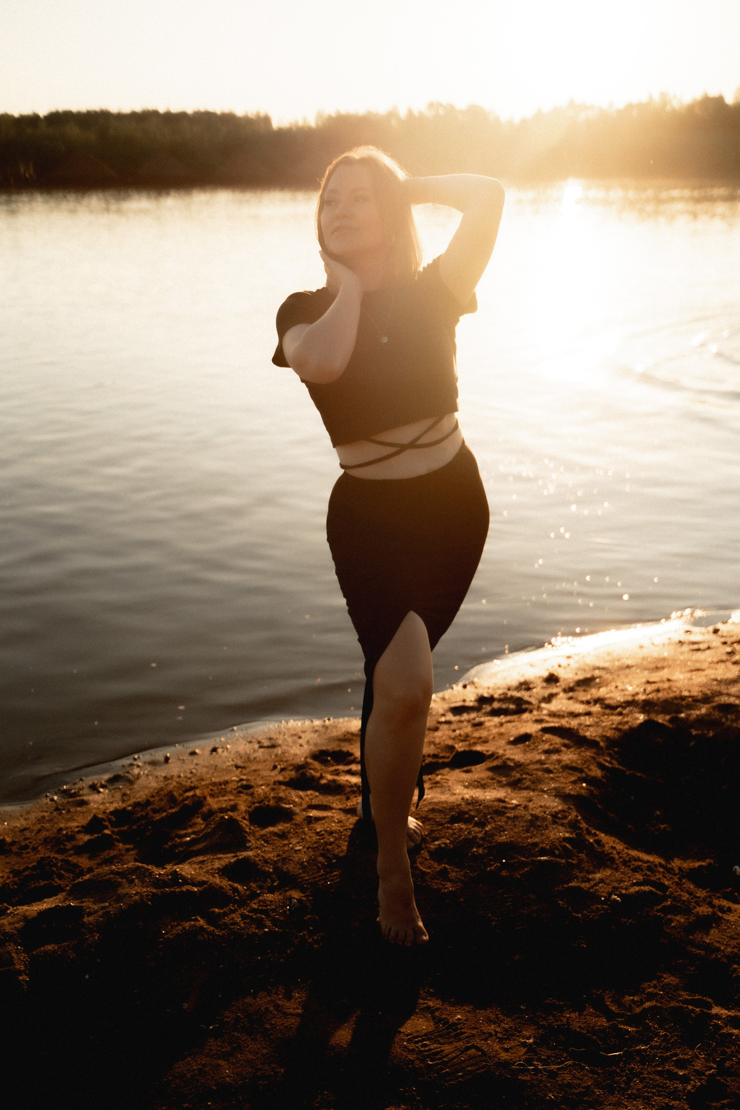 Девушки на берегу