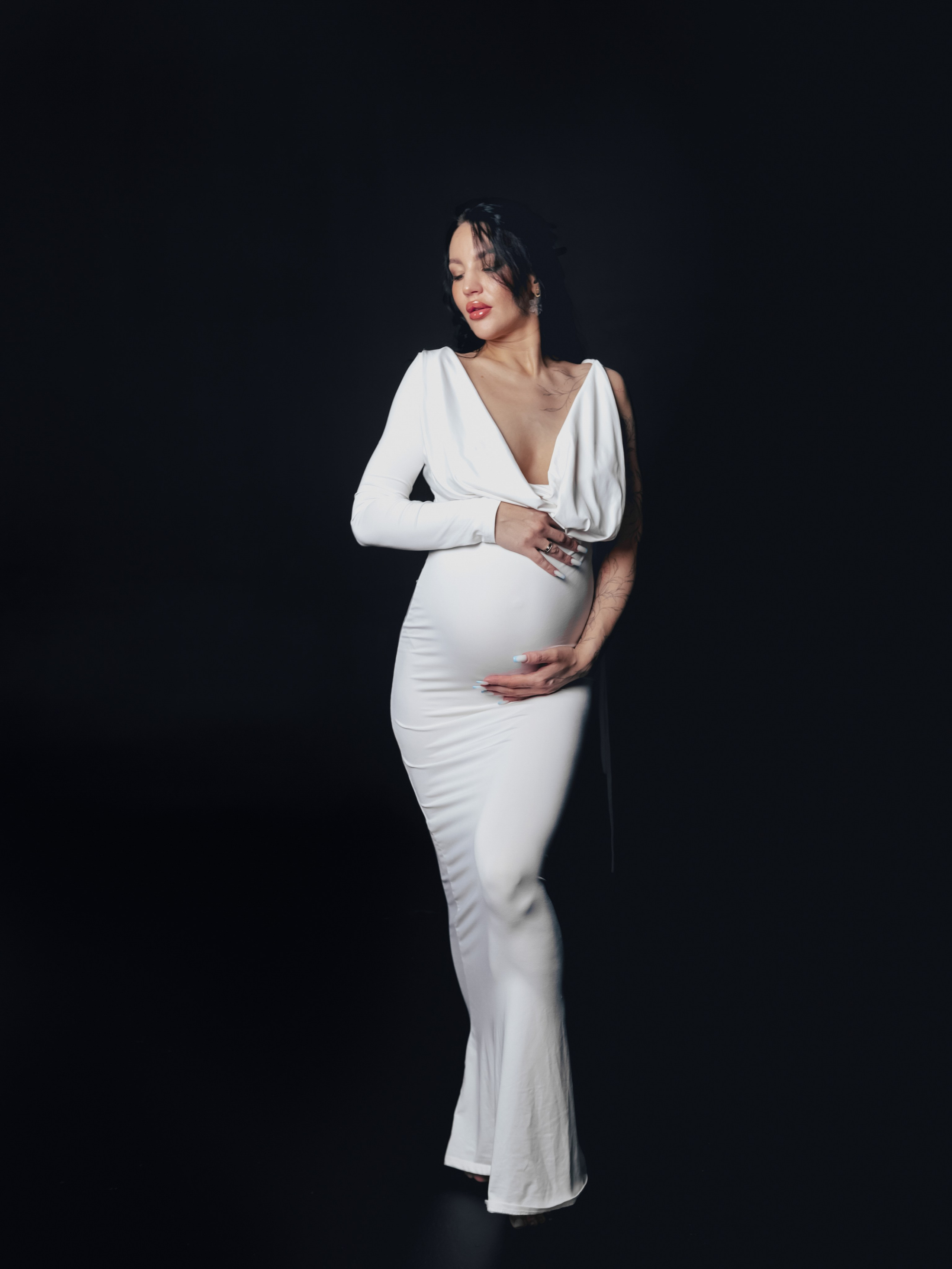 Полнофигурный студийный кадр с чистым чёрным фоном подчёркивает идеальный силуэт и делает образ величественным — визитная карточка premium‑съёмок Яны Ивановой.