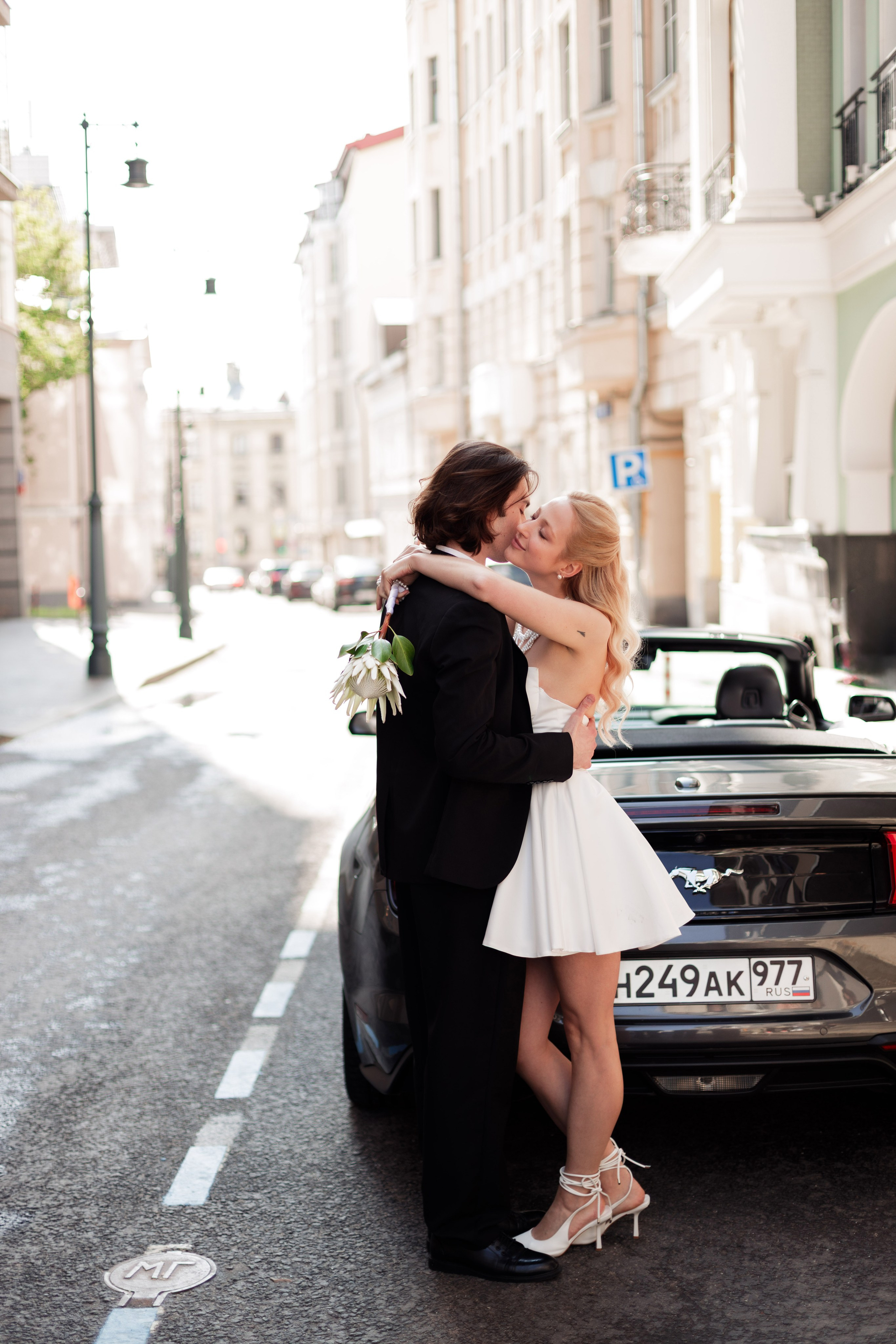 Свадебная фотосессия с автомобилем в центре Москвы, фотограф свадьбам Москва
