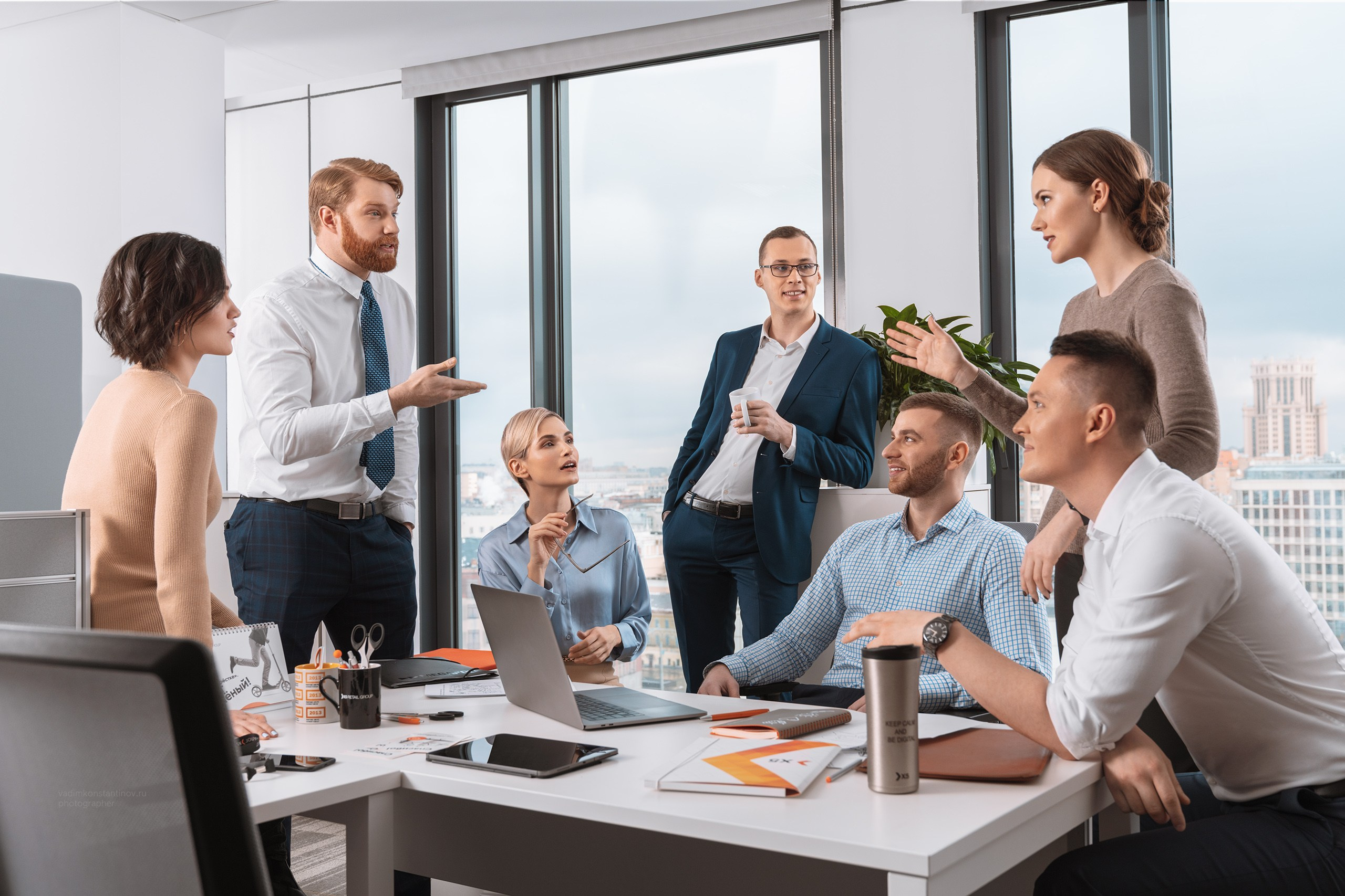 Сотрудники компании обсуждают  рабочую задачу - корпоративная деловая съемка