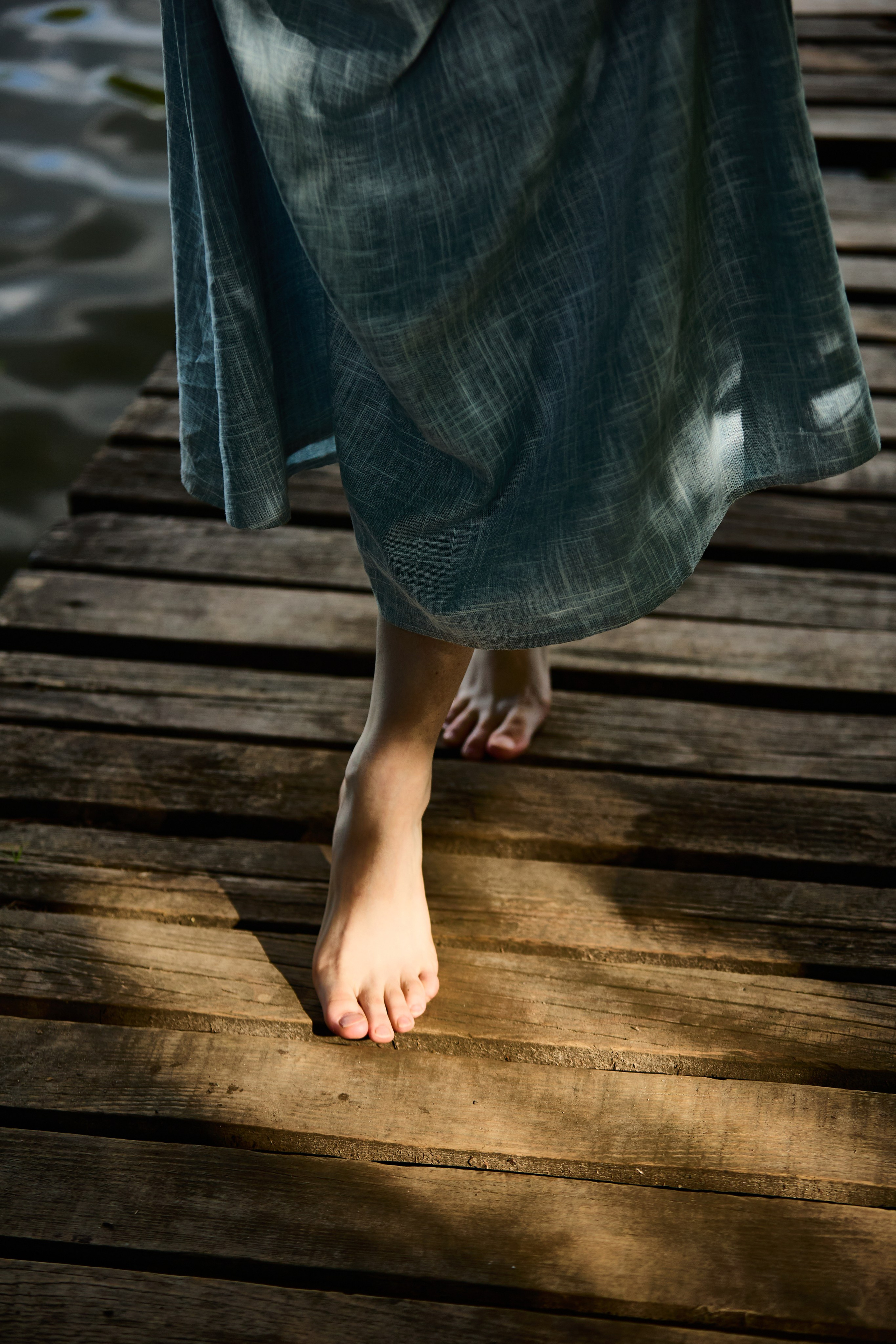 лучи солнца на ногах девушки