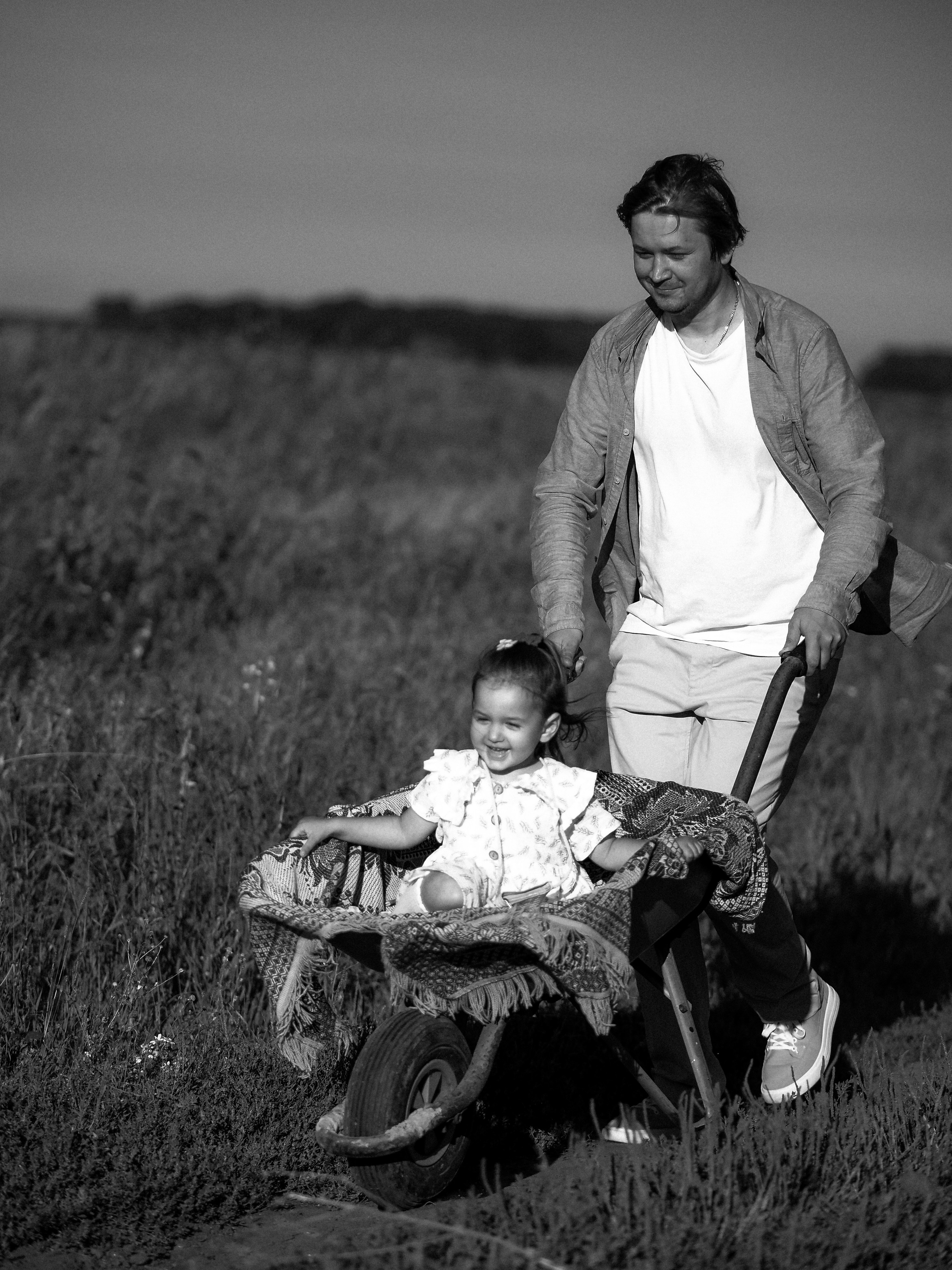 Гоняться по полю на тачке с мамой и папой. Обижаться. Смеяться. Фотограф Рязань. Семейный Свадебный фотограф