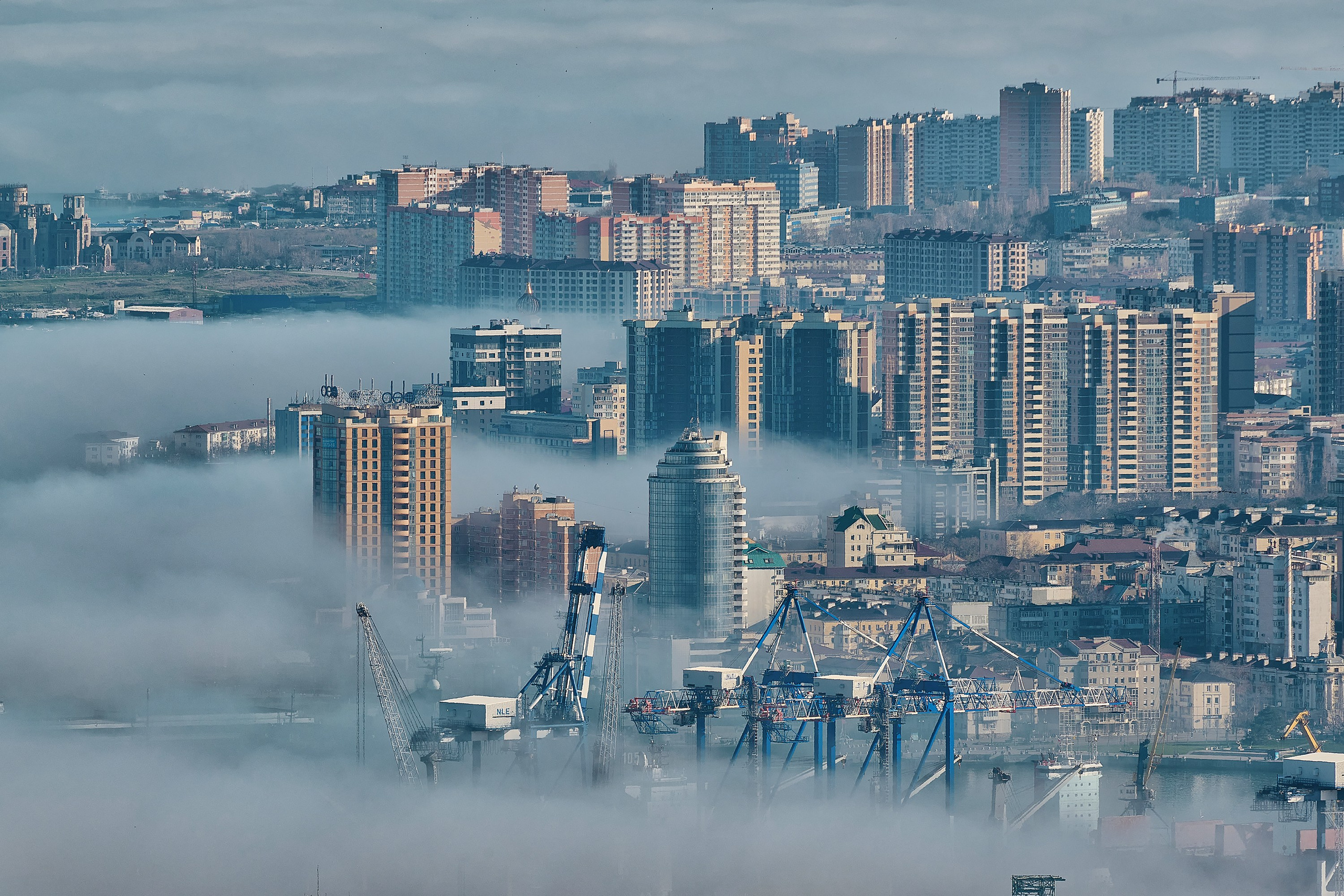 Новороссийск в тумане, вид сверху 