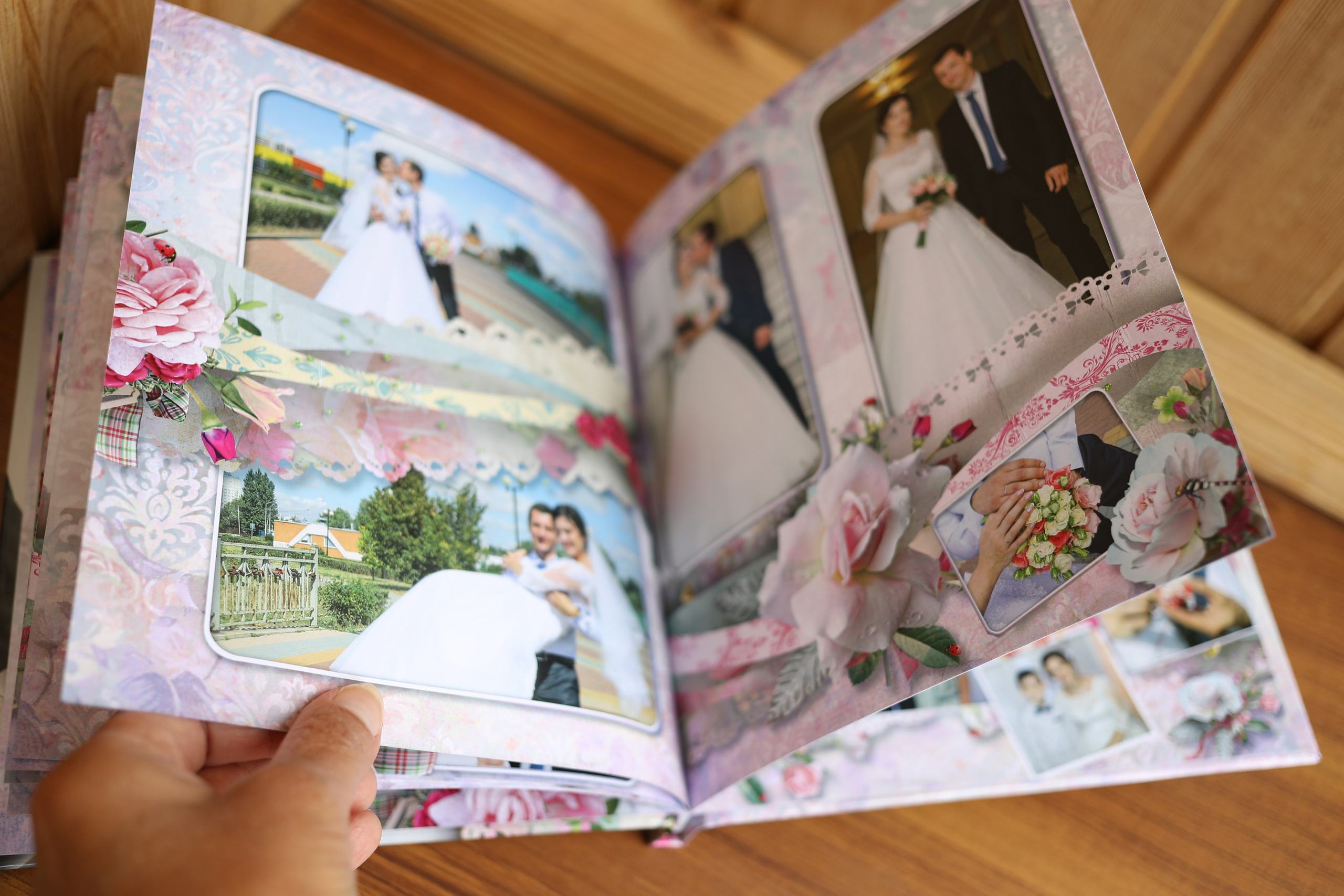 medlori fotobook Фотокниги в Липецке. Свадебная фотокнига «WEDDING DAY» Фотокнига постраничная (от 20 до 40 страниц), цена зависит от количества разворотов. Варианты фотокниг, созданные мной от фотосъёмки до дизайна. Цена: от 7500 руб за 10 разворотов. Обложка жёсткая, листы 350 мг. Фотограф Медведева Лариса.