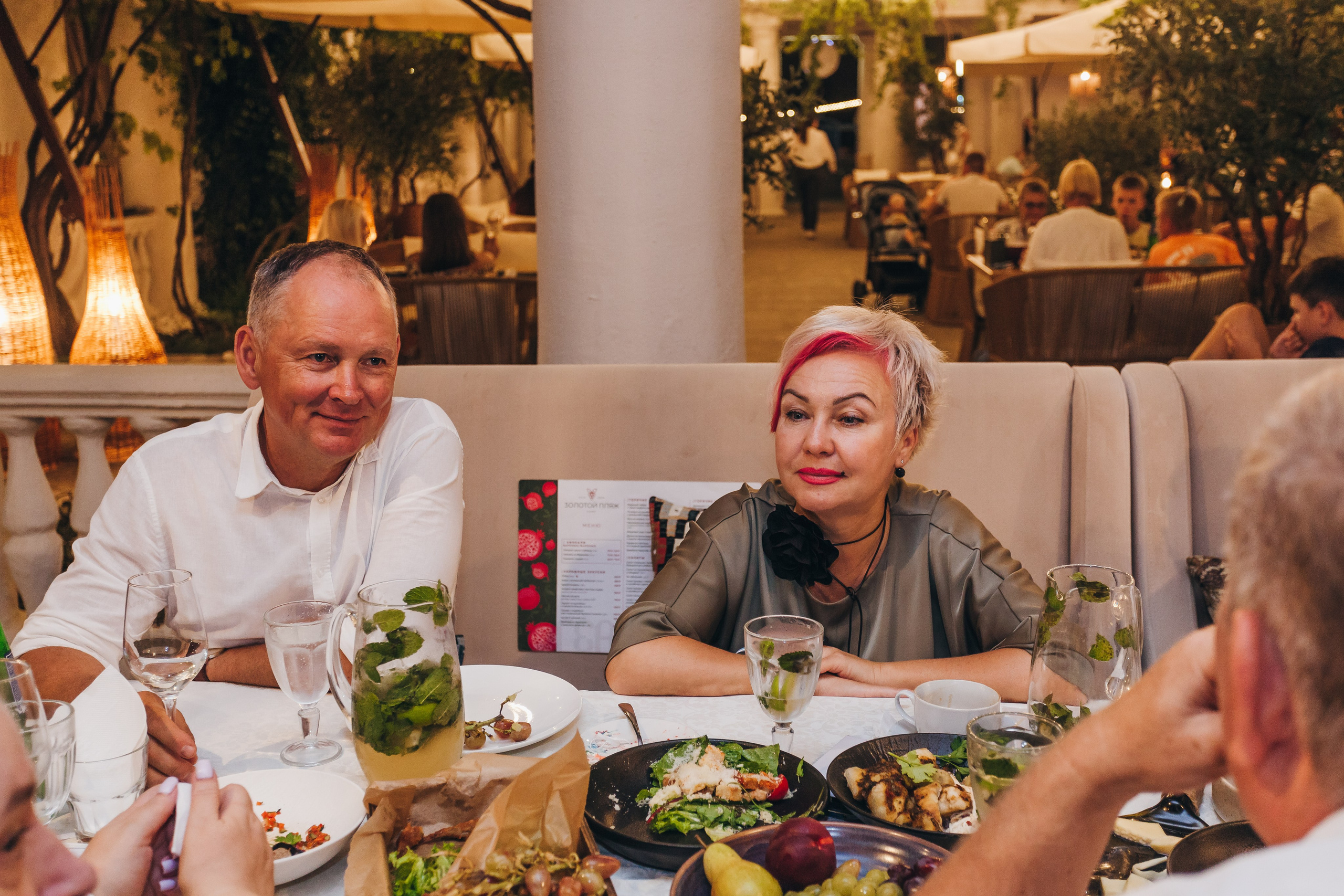 День рождение в уютном ресторане. Фотограф Денис Денисов