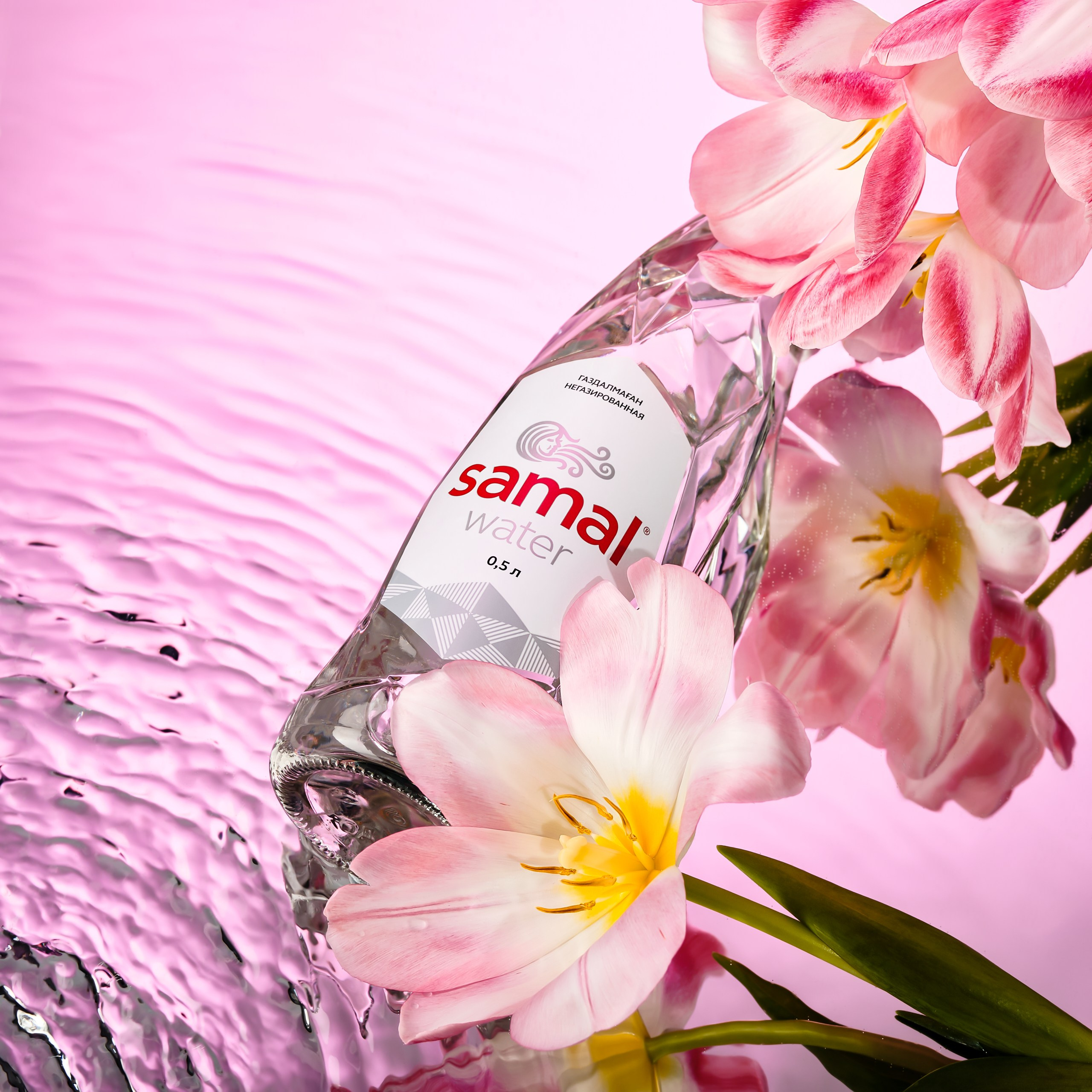 Имиджевая съёмка воды SAMAL — креативный кадр с цветами.