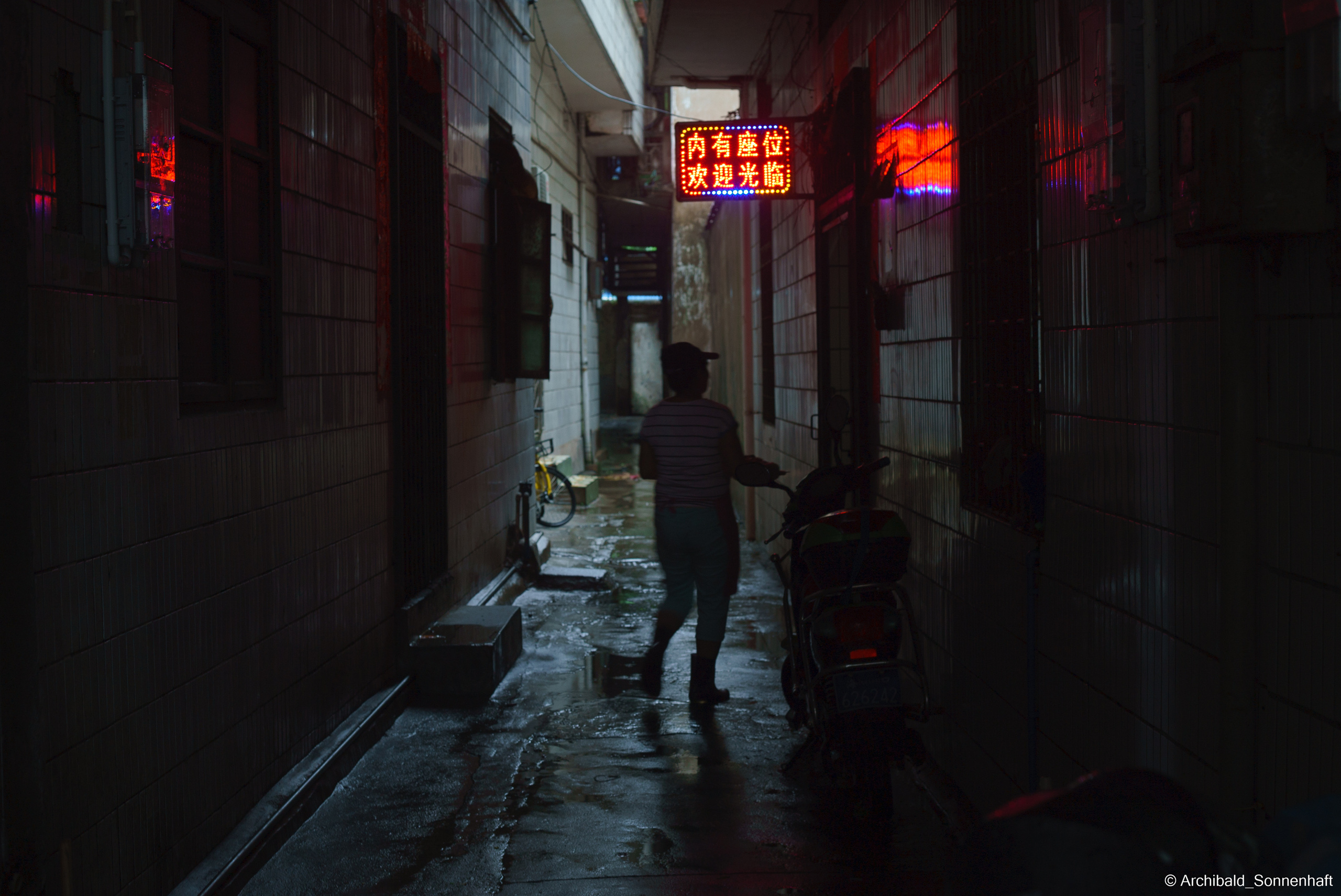 Look what I saw on the walk. Photographer in Guangzhou, China. Archibald Sonnenhaft