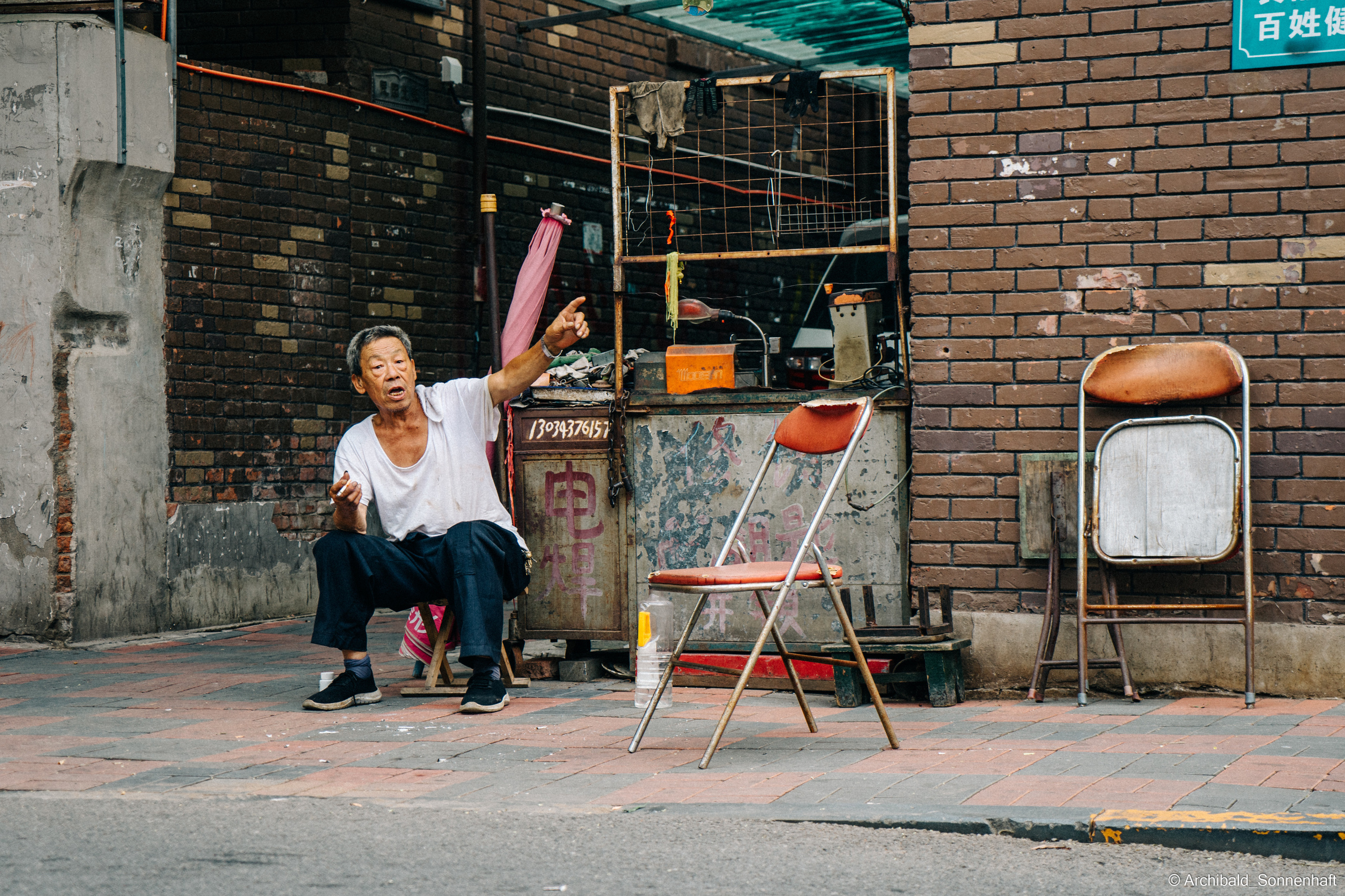 Look what I saw on the walk. Photographer in Guangzhou, China. Archibald Sonnenhaft