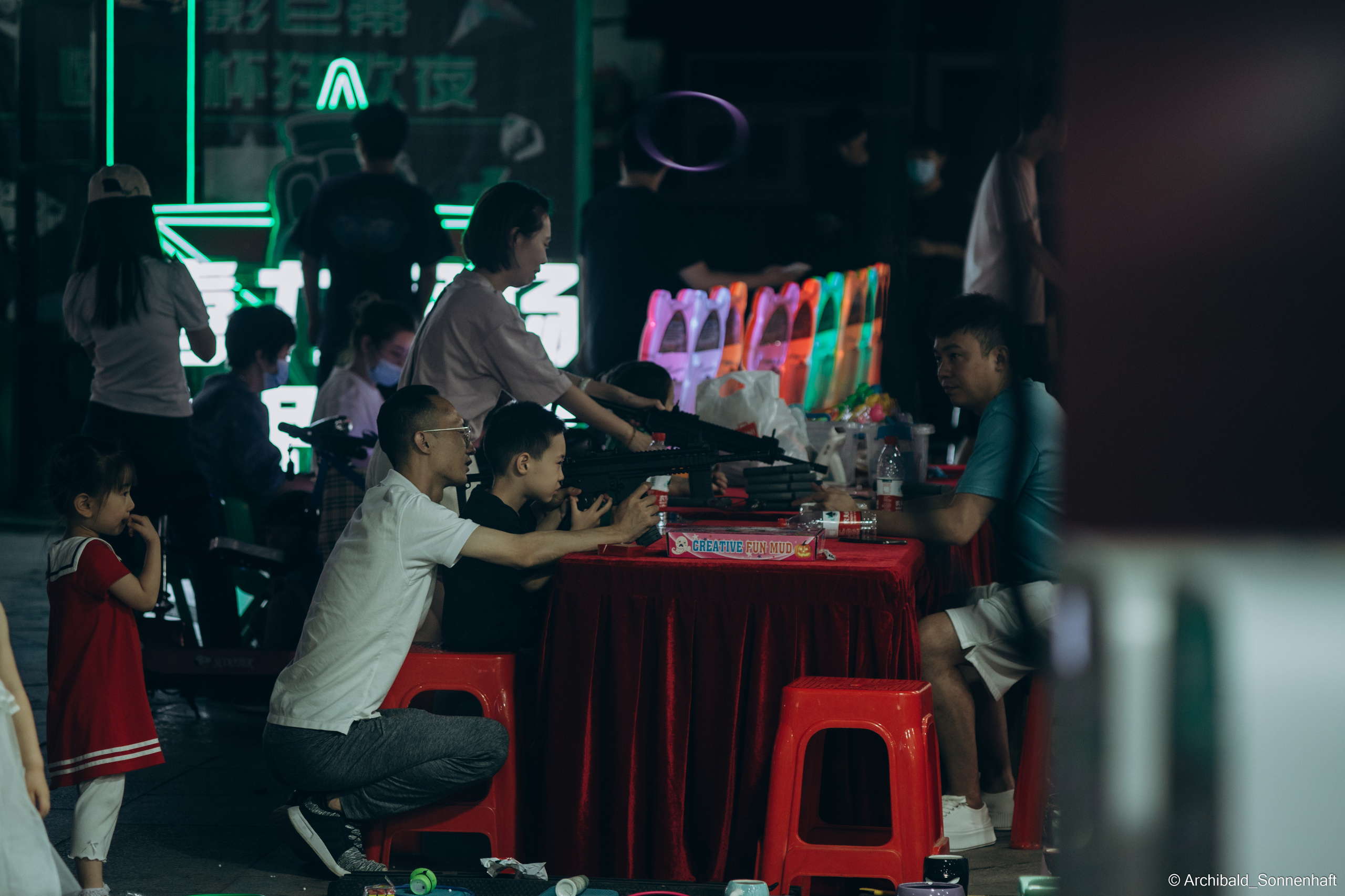 Look what I saw on the walk. Photographer in Guangzhou, China. Archibald Sonnenhaft