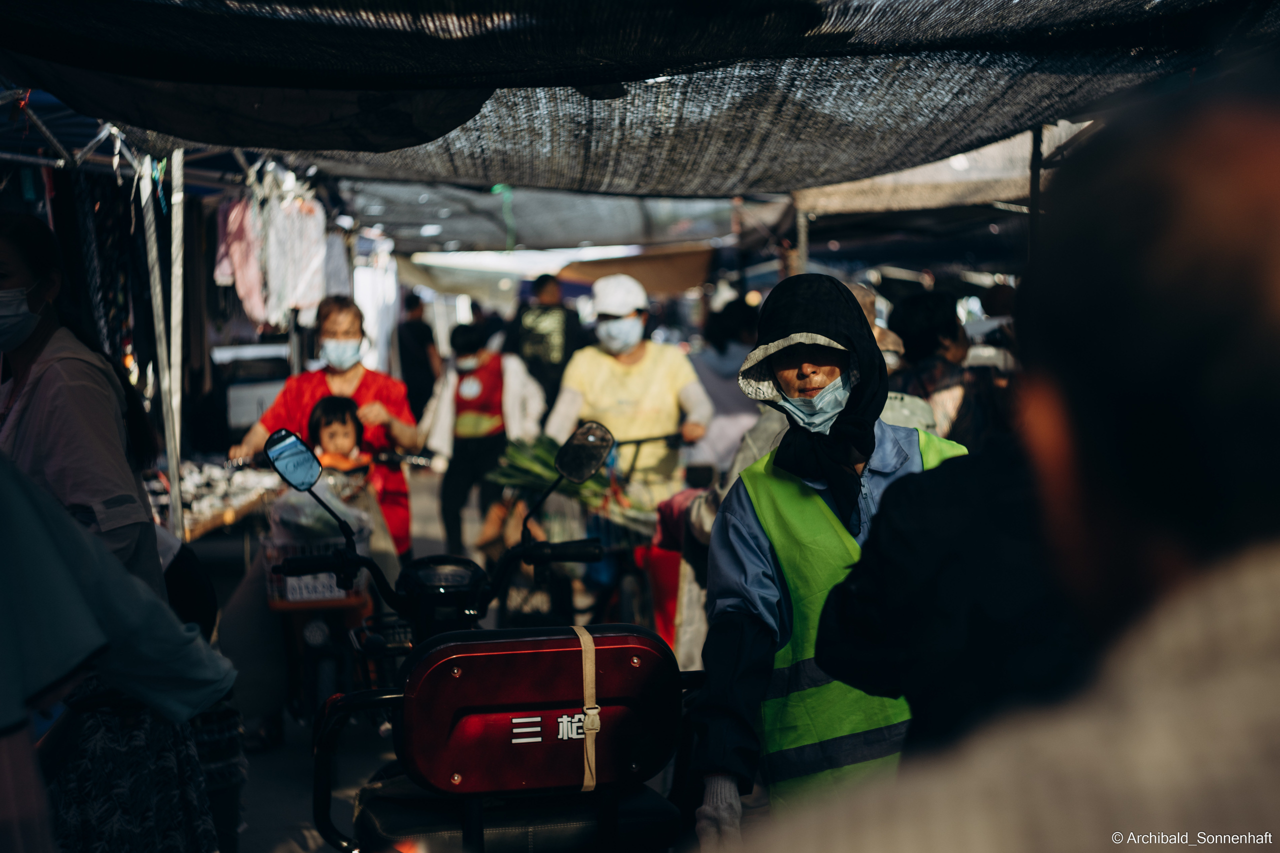 Look what I saw on the walk. Photographer in Guangzhou, China. Archibald Sonnenhaft
