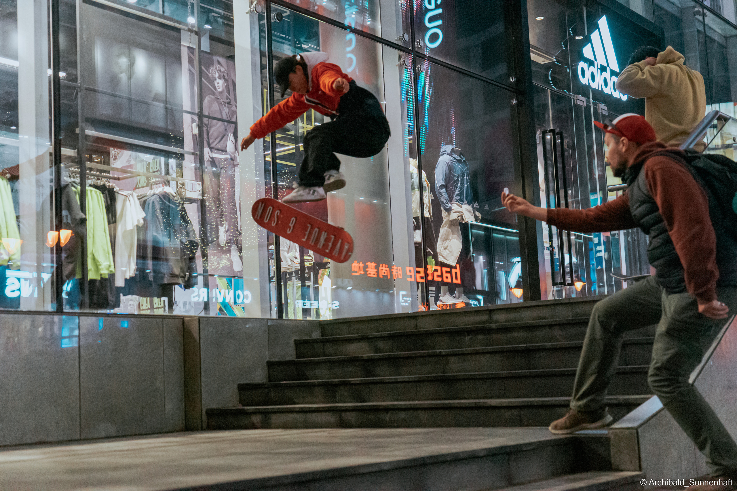 Look what I saw on the walk. Photographer in Guangzhou, China. Archibald Sonnenhaft