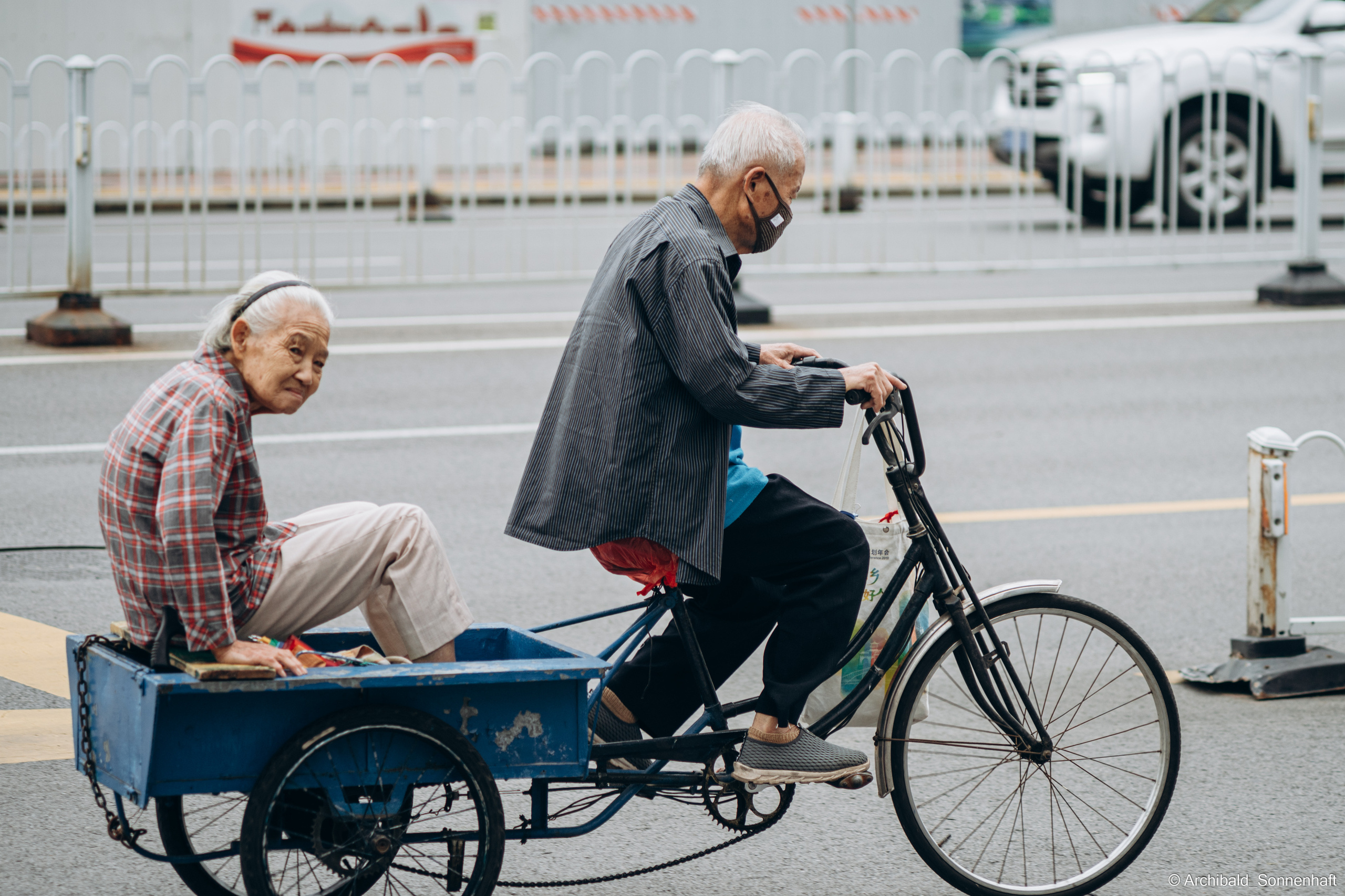 Look what I saw on the walk. Photographer in Guangzhou, China. Archibald Sonnenhaft