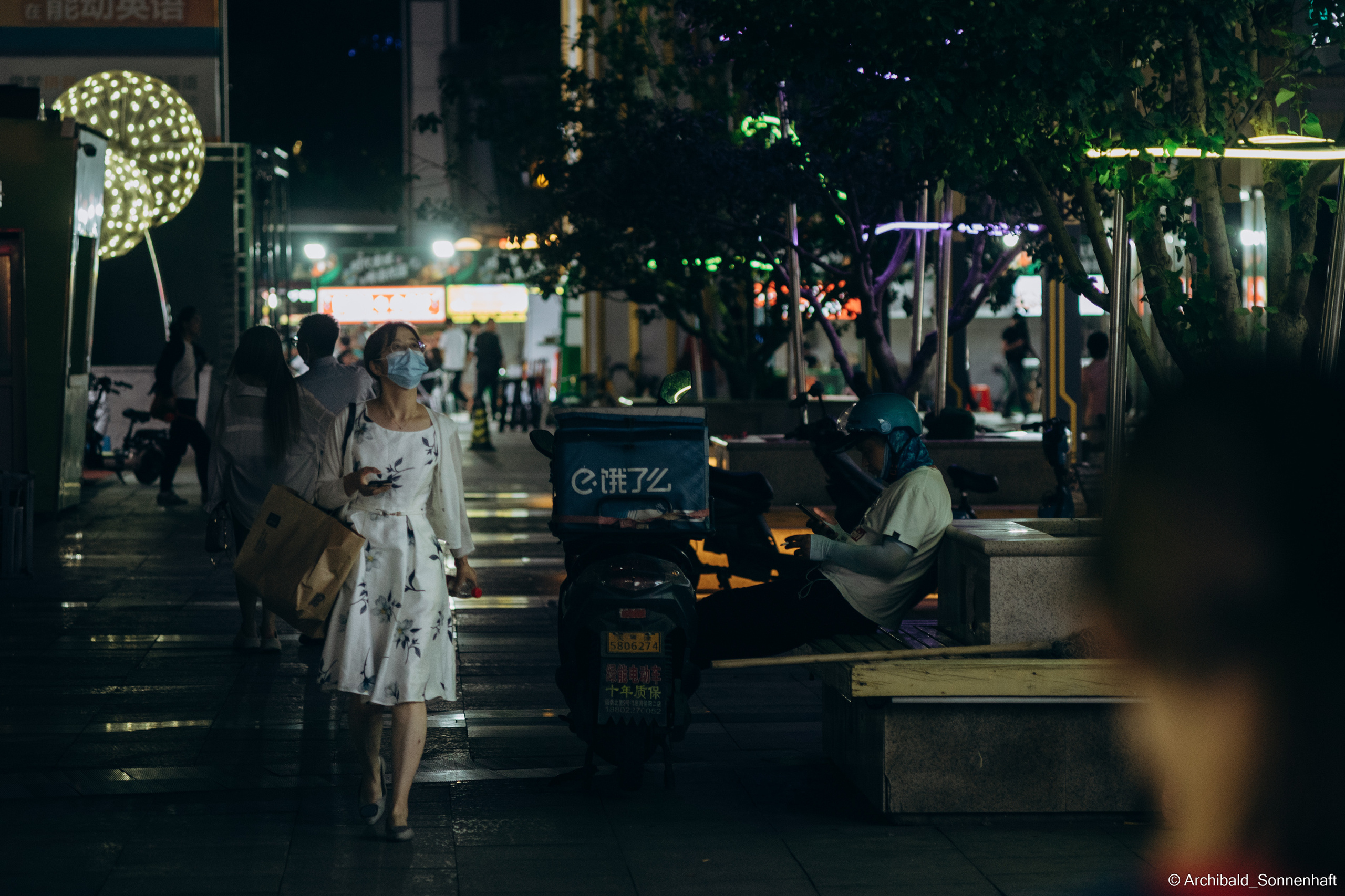 Look what I saw on the walk. Photographer in Guangzhou, China. Archibald Sonnenhaft