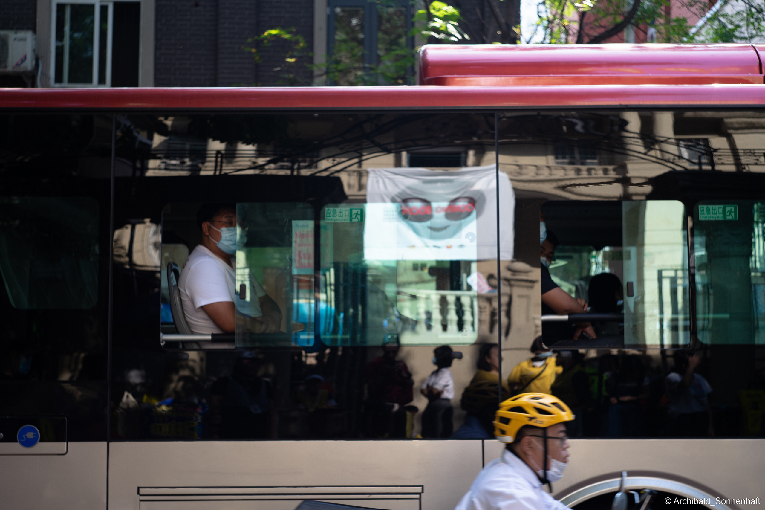 Look what I saw on the walk. Photographer in Guangzhou, China. Archibald Sonnenhaft