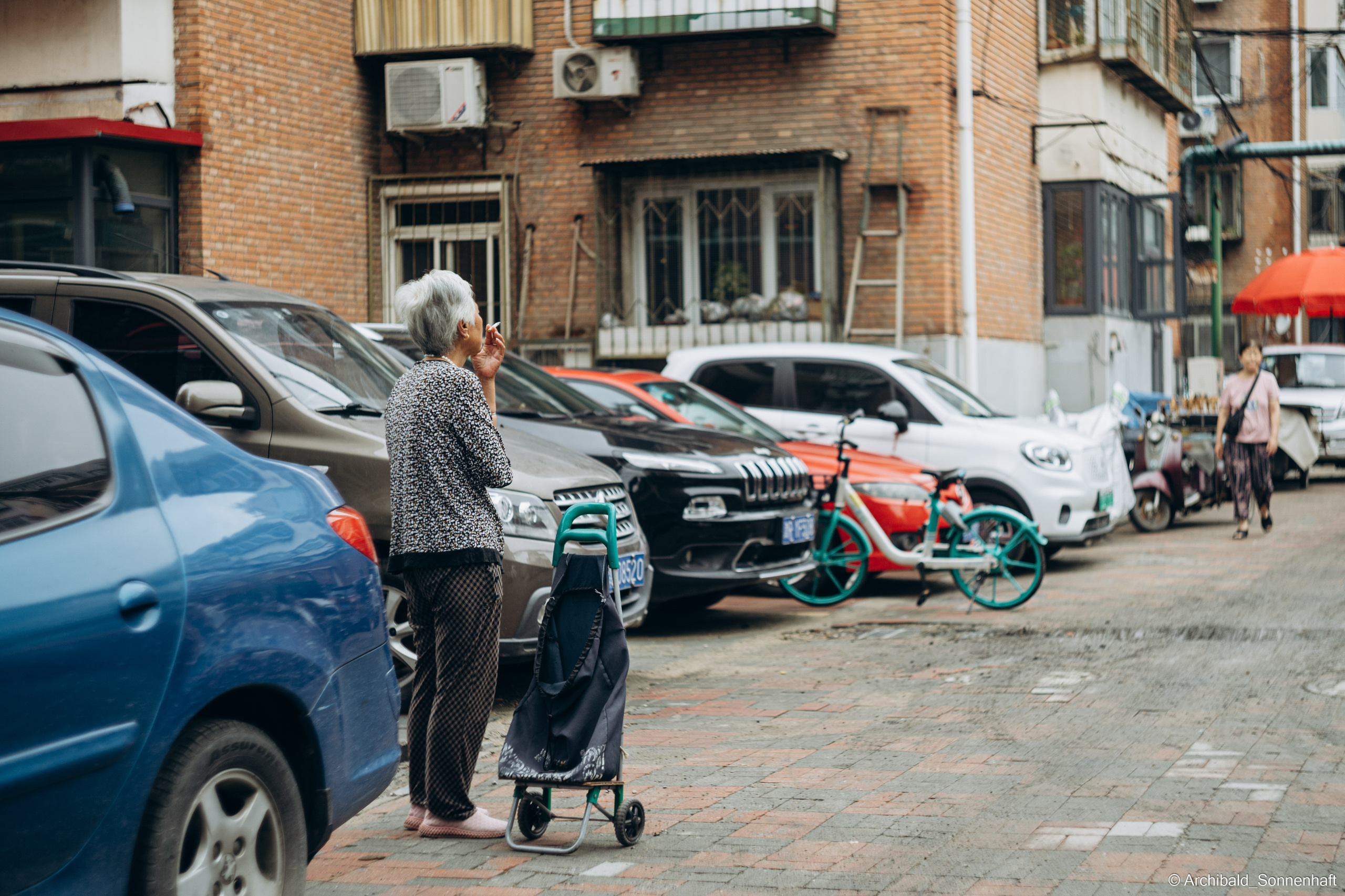 Look what I saw on the walk. Photographer in Guangzhou, China. Archibald Sonnenhaft