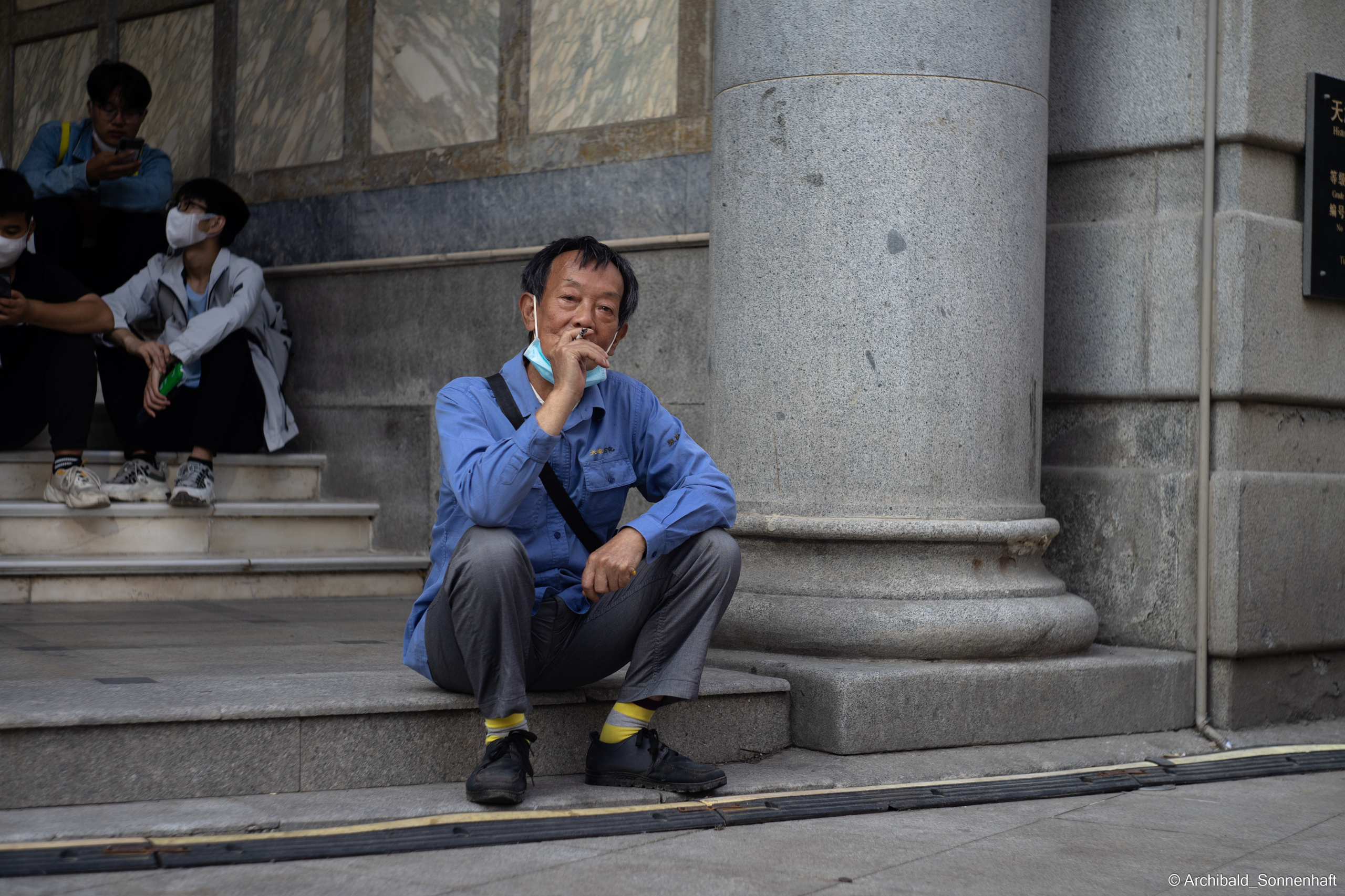 Look what I saw on the walk. Photographer in Guangzhou, China. Archibald Sonnenhaft