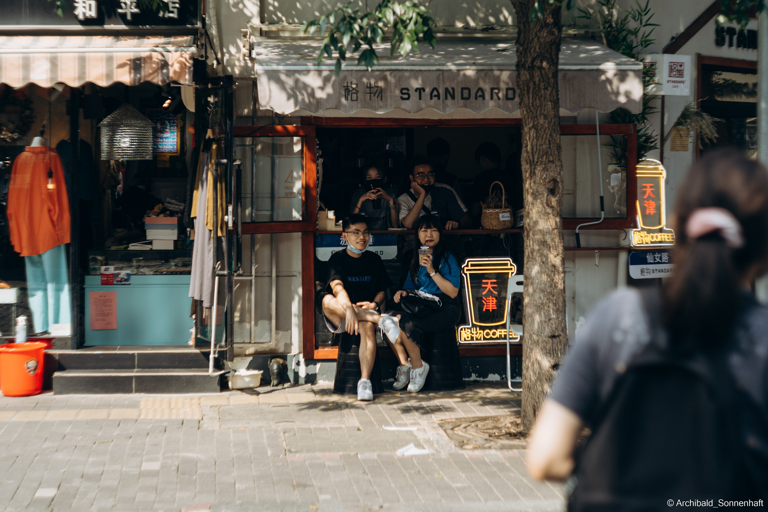 Look what I saw on the walk. Photographer in Guangzhou, China. Archibald Sonnenhaft