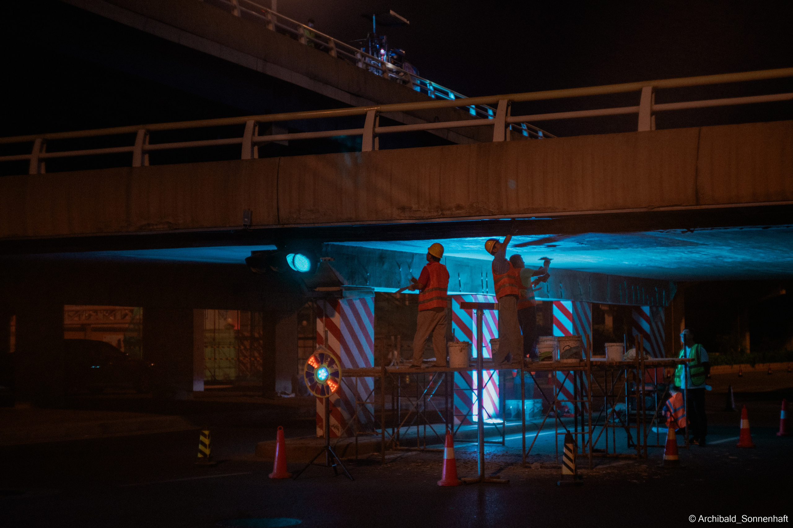 Look what I saw on the walk. Photographer in Guangzhou, China. Archibald Sonnenhaft